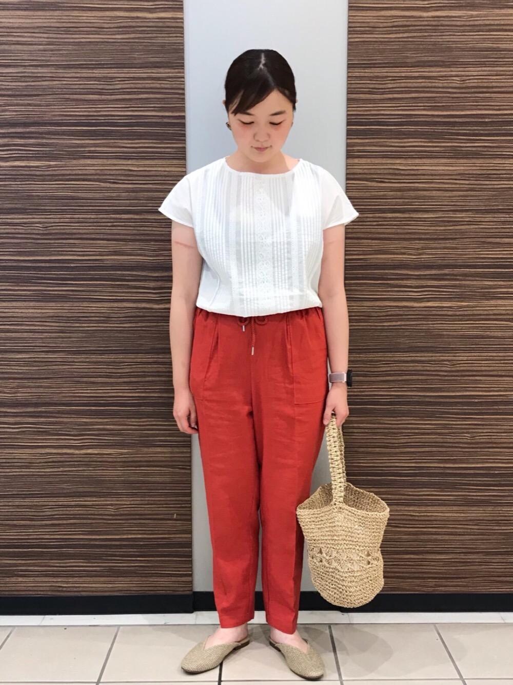 ベージュ系のサンダル、ホワイト系のシャツ/ブラウス、ベージュ系のトートバッグを着用したレディースの夏コーディネートの1枚目の写真