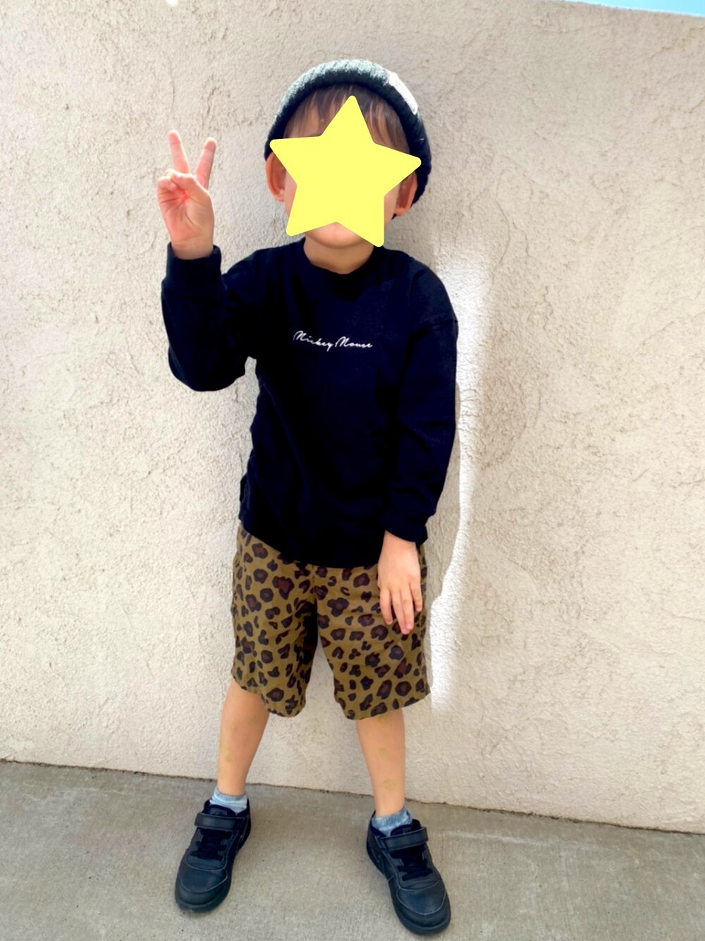 「GLOBAL WORKの【キッズ】DisneyプリントT長袖/890532（Tシャツ/カットソー、ブラック系）」を使った、S☺︎ma⁑さん（キッズ・100cm）の秋コーディネートの1枚目の写真