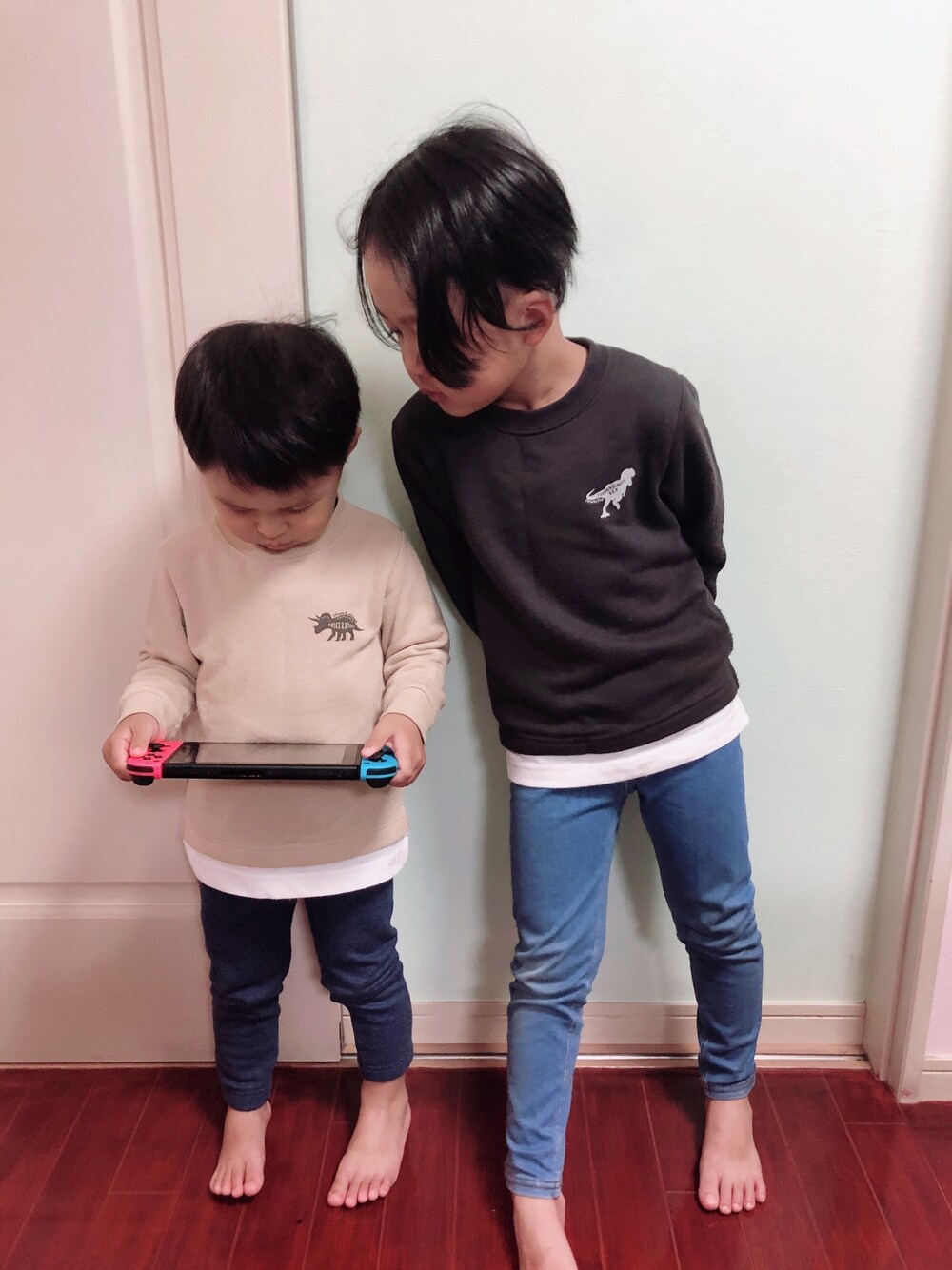「レイヤードスタイル、年末WEAR感謝祭、キッズファッション、kids、おとこのこ、リンクコーデ、5歳、2歳、兄弟コーディネート、おとこのこスタイル」｜「GLOBAL WORKのアイテム（スウェット、ブラック系）」を使った、T☺︎I☺︎Hさん（キッズ・110cm）の冬コーディネートの1枚目の写真