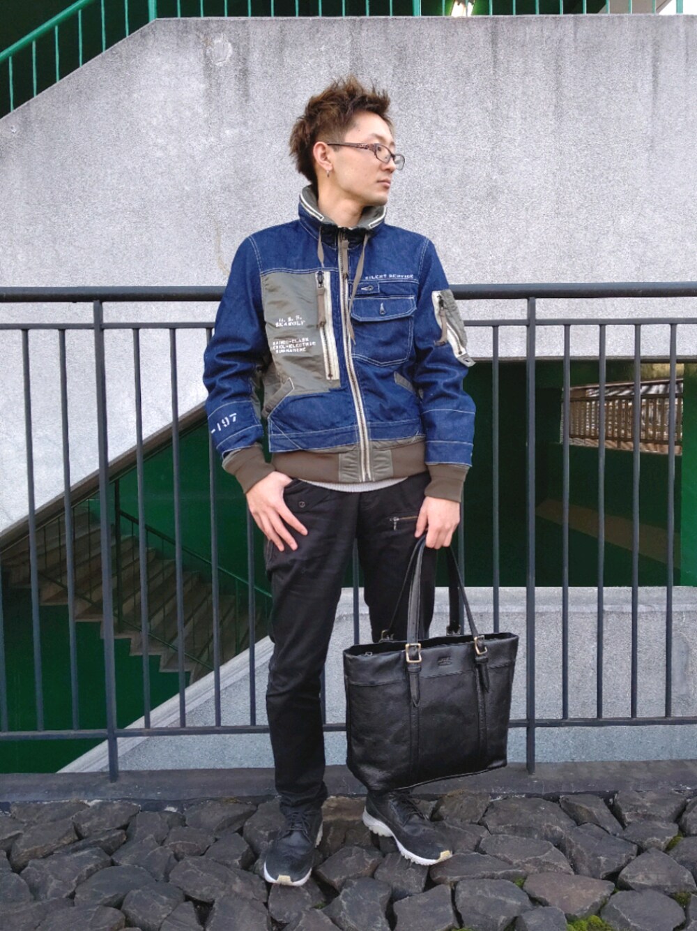 ブラック系のその他パンツ、グリーン系のデニムジャケット、ブラック系のトートバッグを着用したメンズの冬コーディネートの1枚目の写真