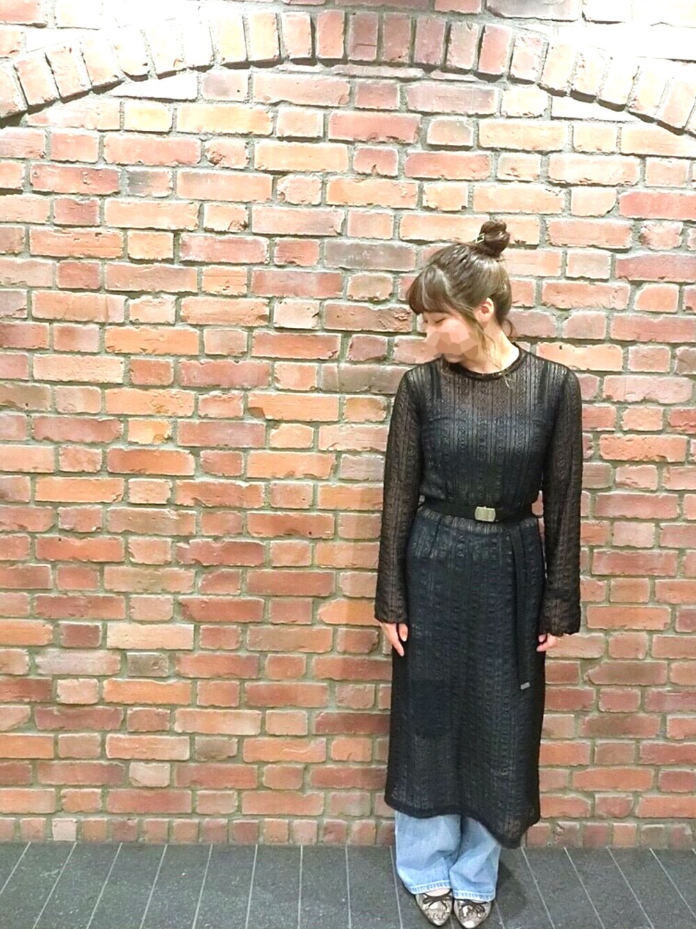 「ワイドパンツ、カジュアル、ラフ、総レース、ブラック、ガチャベルト、フラットシューズ、アップヘア」｜「cepoのキャンディスリーブレースワンピ（ワンピース、ブラック系）」を使った、りなてぃさん（レディース・153cm）の夏コーディネートの1枚目の写真