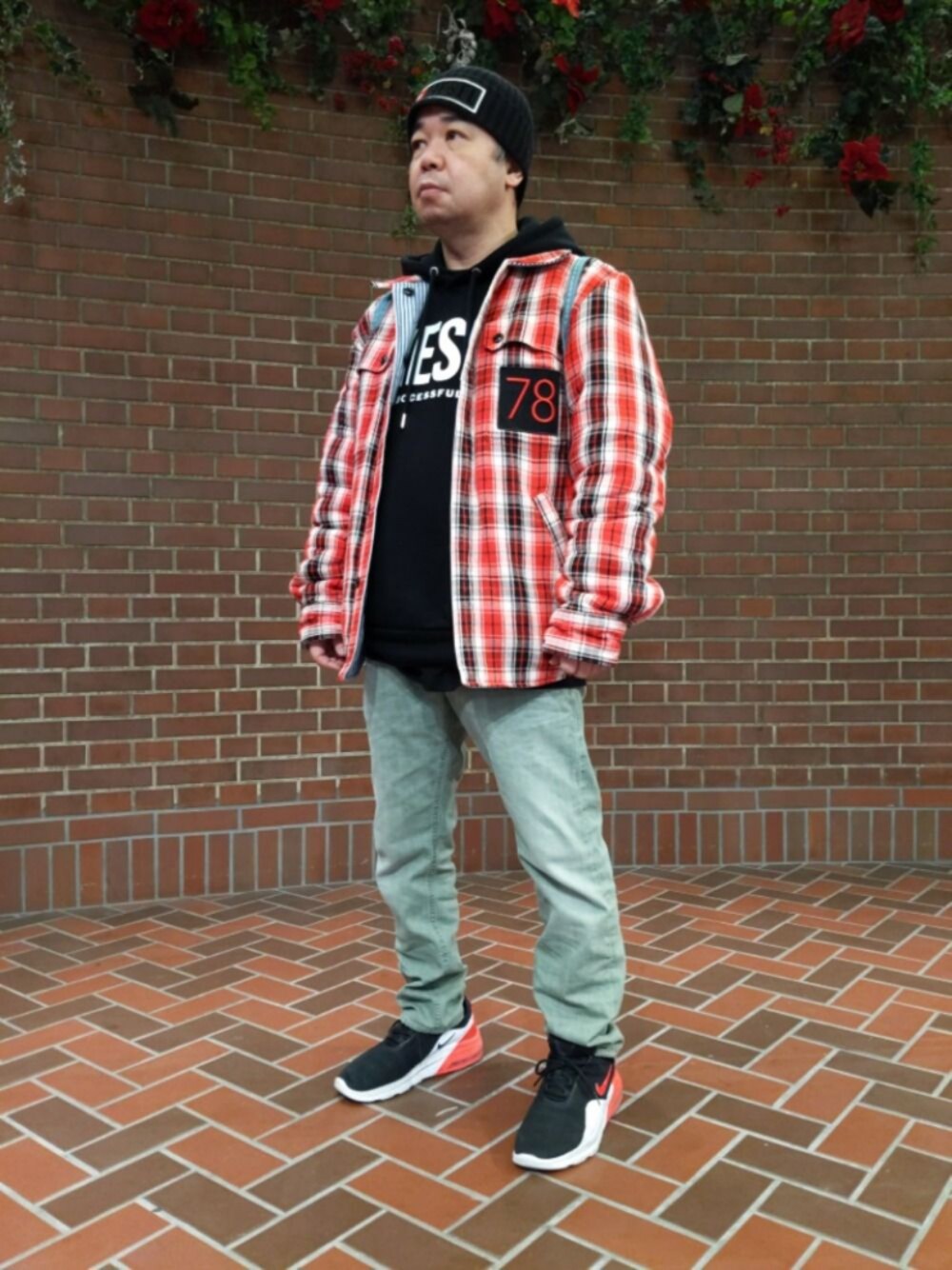 「おしゃれさんと繋がりたい、カラーパンツ、グリーン、黒スウェット、スニーカー、いいね、save、フォローお願いします🤑、きれいめカジュアル、チェックシャツ」｜「NIKEのアイテム（スニーカー、その他）」を使った、とっくんさん（メンズ・170cm）の冬コーディネートの1枚目の写真