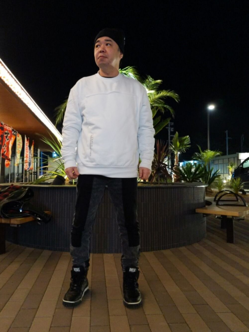「おしゃれさんと繋がりたい、楽チンコーデ、白、シンプルコーデ」｜「DIESELのメンズ ハイカットスニーカー（スニーカー、ブラック系）」を使った、とっくんさん（メンズ・170cm）の冬コーディネートの1枚目の写真