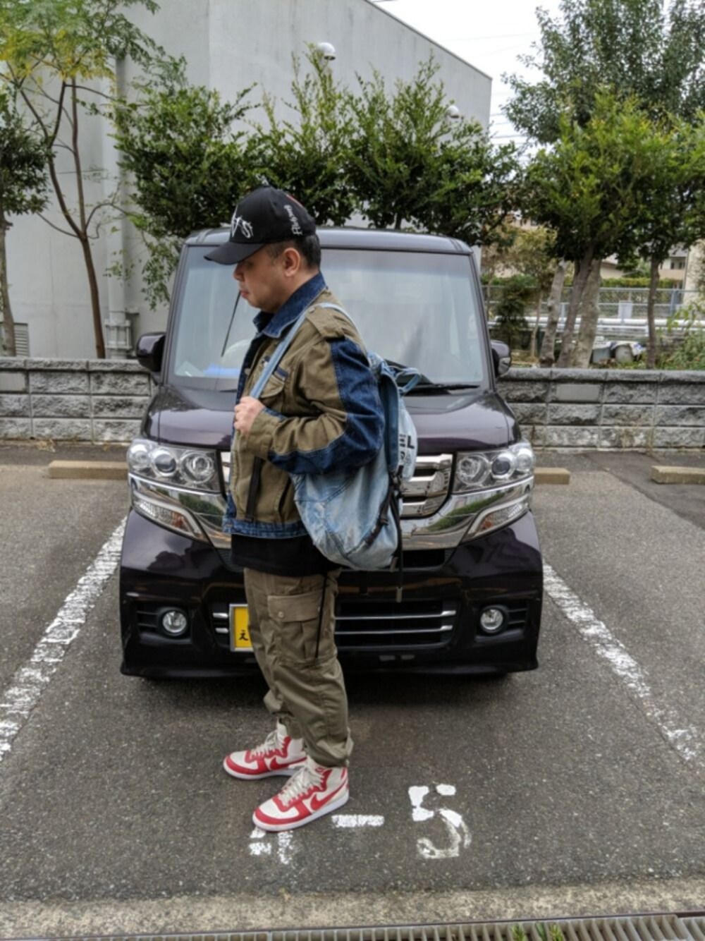 グリーン系のデニムジャケット、グリーン系のチノパンツ、ブルー系のバックパック/リュックを着用したメンズの秋コーディネートの1枚目の写真