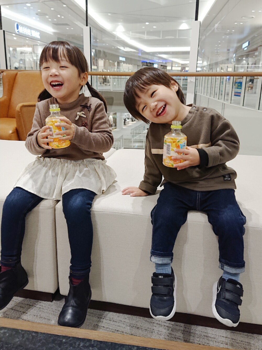 「petit mainのミニリボン長袖チュニック（チュニック、ブラウン系）」を使った、shirotanさん（キッズ・100cm）の夏コーディネートの1枚目の写真
