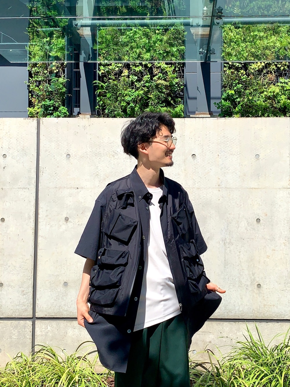 ブラック系のベスト、ホワイト系のTシャツ/カットソー、ブラック系のシャツ/ブラウスを着用したメンズの夏コーディネートの1枚目の写真