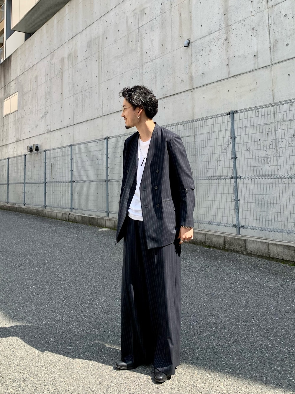 「春コーデ、お洒落さんとつながりたい、ビッグシルエット、きれいめカジュアル、大人カジュアル、春アウター、ワイドパンツ」｜「UJOHのアイテム（ジャケット/アウター、ブルー系）」を使った、Akira Hamadaさん（メンズ・175cm）の春コーディネートの1枚目の写真