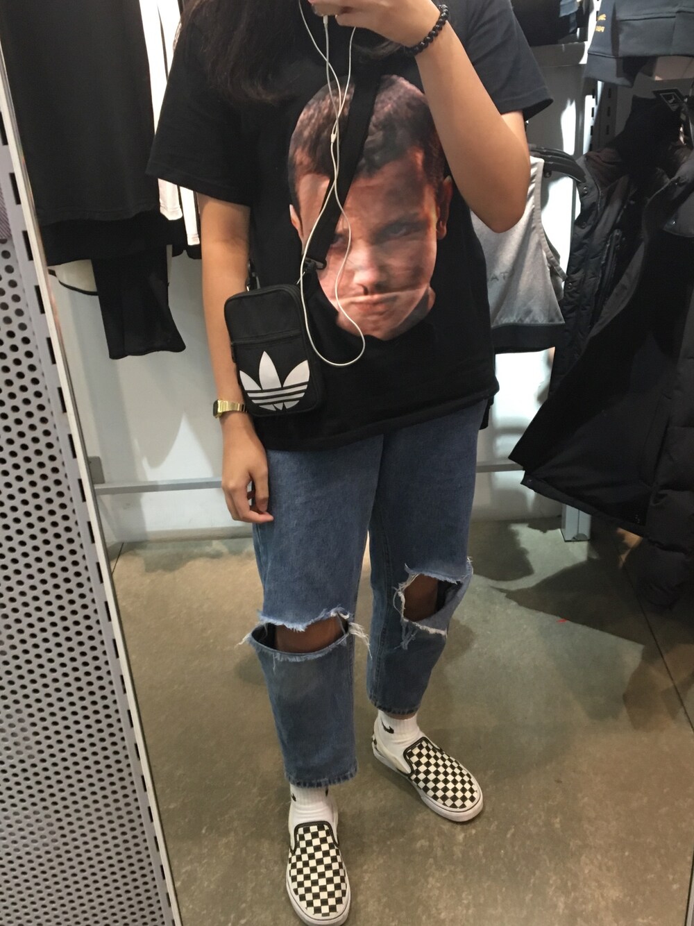 「VANS、棋盤格、破褲、adidas、小包、CASIO、金錶、怪奇孤兒院、NIKE」｜「adidasのアイテム（ショルダーバッグ、ブラック系）」を使った、尤娜さん（レディース・164cm）の冬コーディネートの1枚目の写真