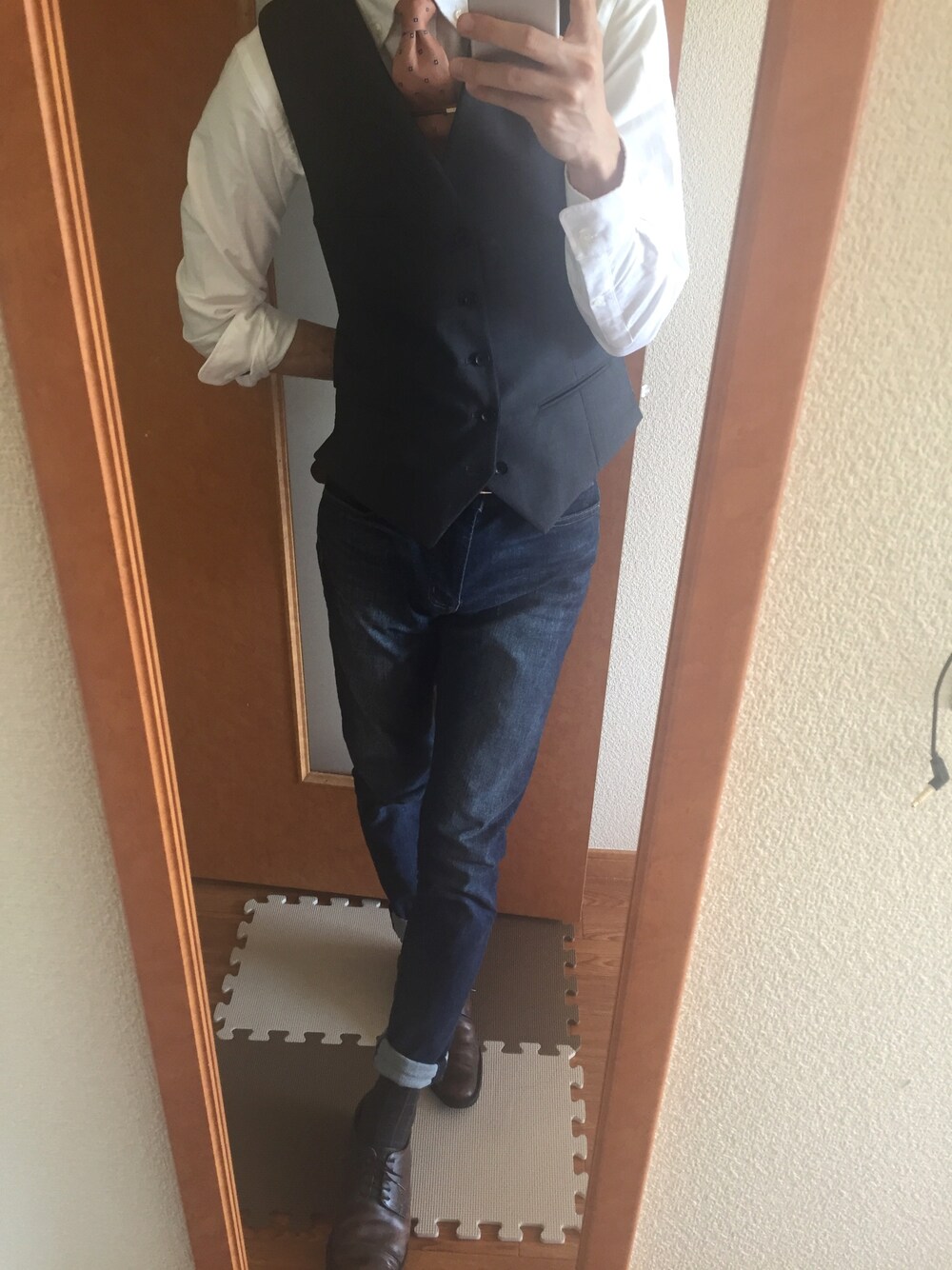 シルバー系の財布/小物を着用したメンズの秋コーディネートの1枚目の写真