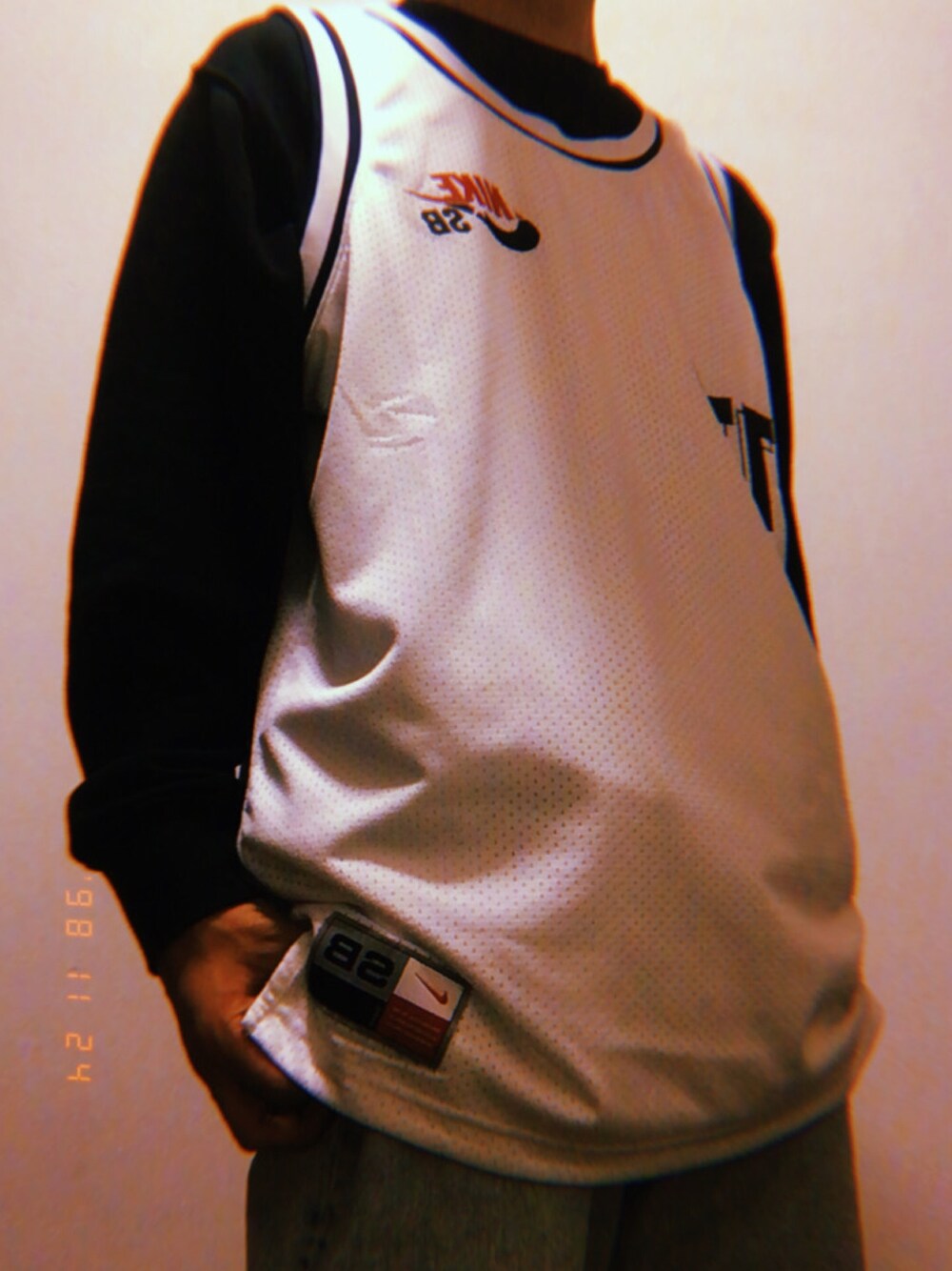 「ストリート」｜「NIKE SBのアイテム（その他トップス、ホワイト系）」を使った、けいたつさん（メンズ・175cm）の秋コーディネートの1枚目の写真
