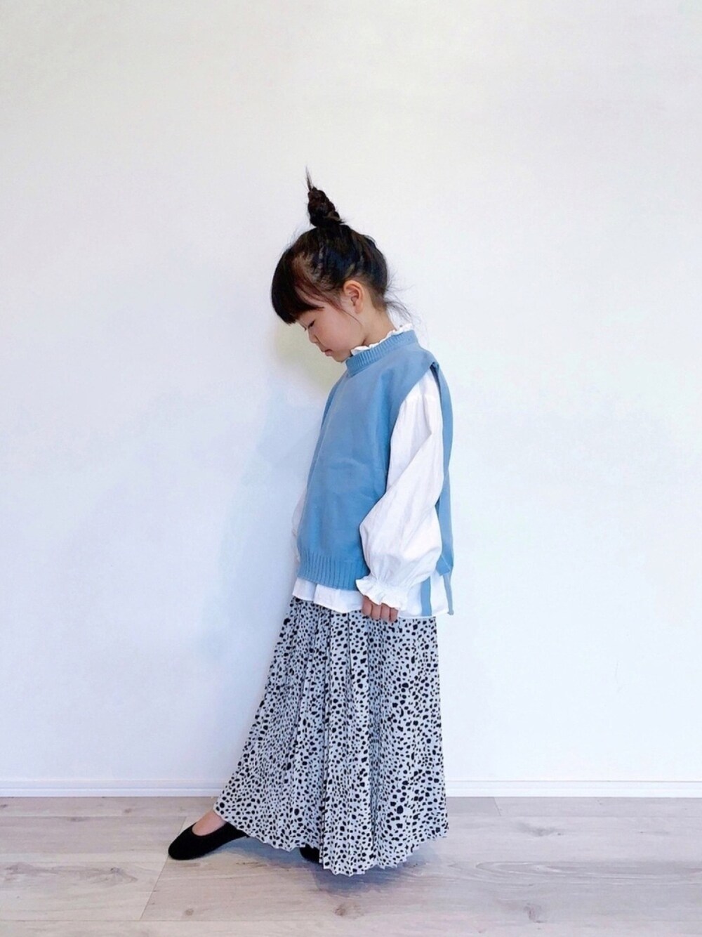 ブルー系のベスト、その他のスカート、ホワイト系のシャツ/ブラウスを着用したキッズの秋コーディネートの1枚目の写真