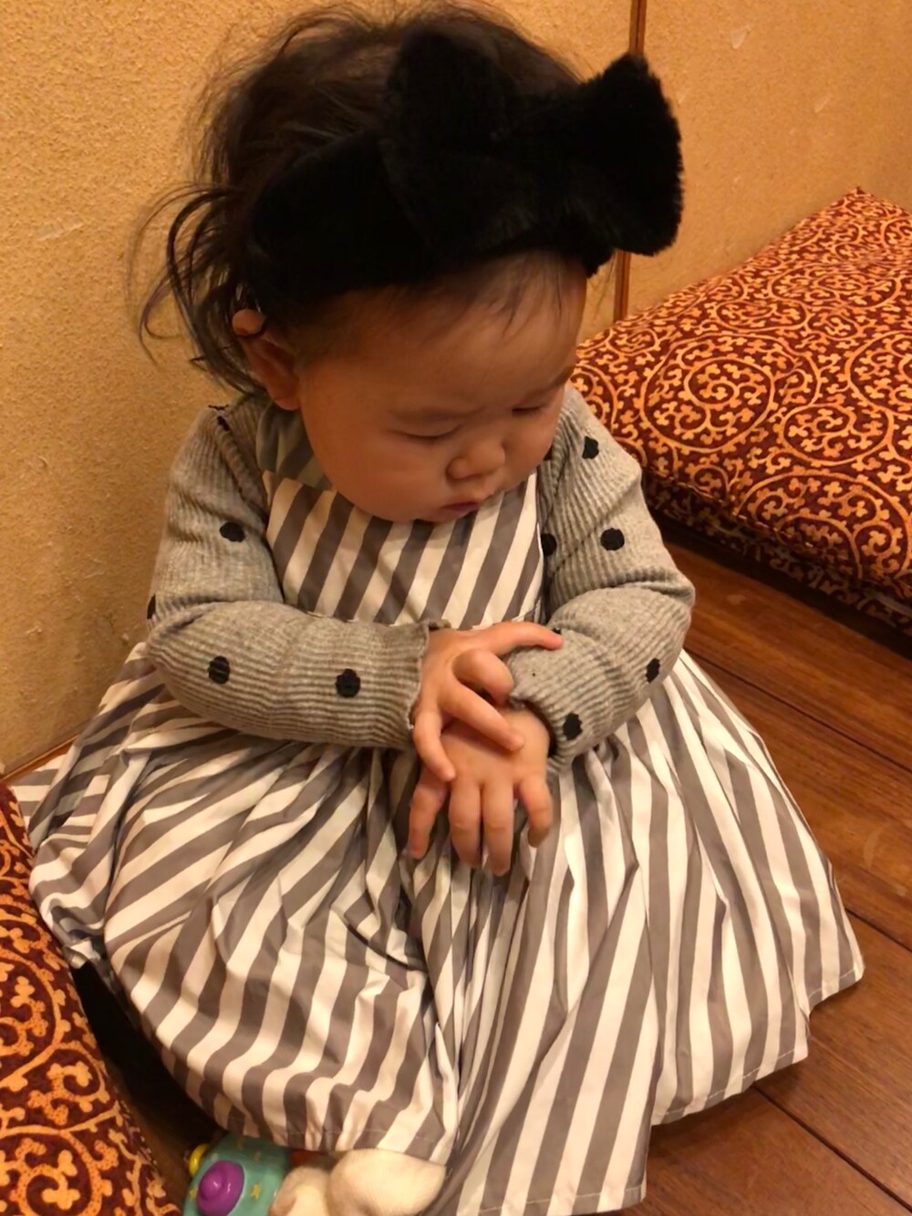 「女の子、おめかしコーデ」｜「apres les coursのリボンファーヘアバンド（ヘアバンド、ブラック系）」を使った、りこたんさん（キッズ・70cm）の冬コーディネートの1枚目の写真