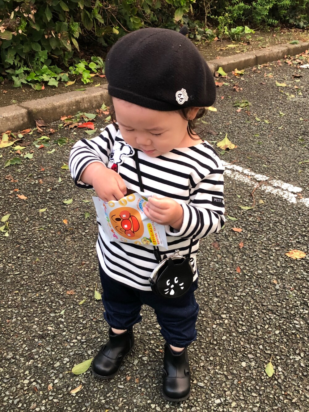 「キッズファッション、秋のコーデ、女の子コーデ、ベレー帽、ボーダー」｜「楽天のアイテム（ハンチング/ベレー帽、ブラック系）」を使った、りこたんさん（キッズ・70cm）の秋コーディネートの1枚目の写真