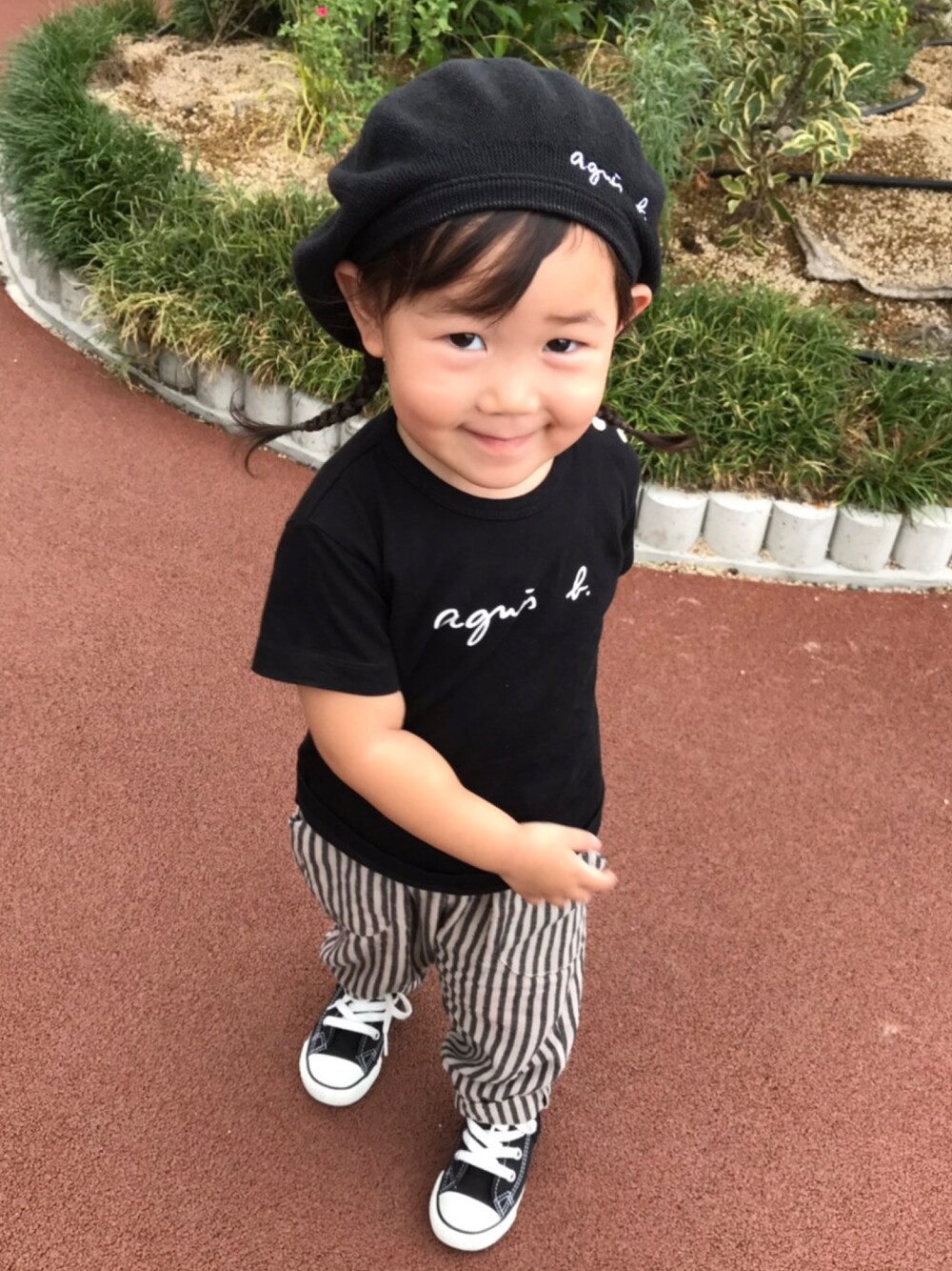 「女の子コーデ、キッズコーデ、アニエスベー」｜「agnes b.のS137 L TS（Tシャツ/カットソー、ブラック系）」を使った、りこたんさん（キッズ・80cm）の秋コーディネートの1枚目の写真