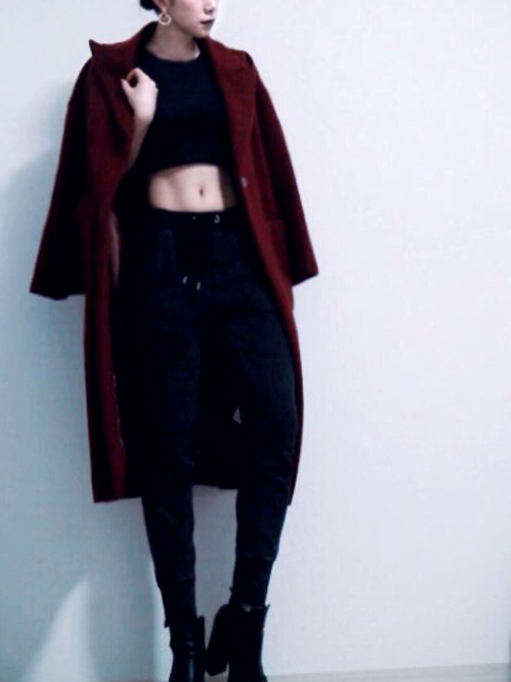 ブラウン系のジャケット/アウター、ブラック系のチノパンツ、ブラック系のTシャツ/カットソーを着用したレディースの秋コーディネートの1枚目の写真