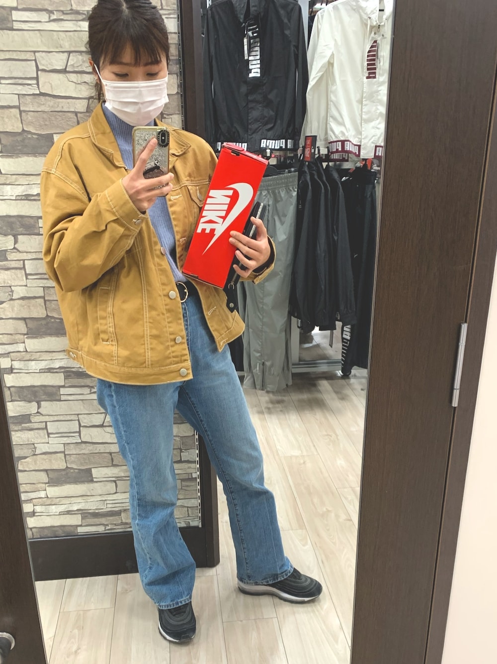 ブルー系のパンツ、ブラック系のスニーカー、ブルー系のニット/セーターを着用したレディースの冬コーディネートの1枚目の写真