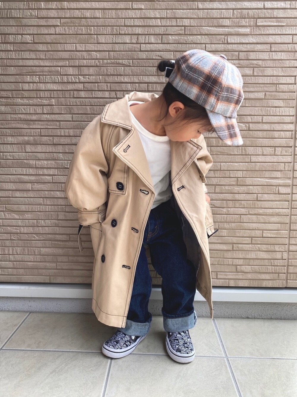 「秋のマイ旬スタイル、キッズファッション、女の子コーデ、VANS、トレンチコーデ、トレンチコート、Levi's」｜「petit mainのベーシックトレンチコート（トレンチコート、ベージュ系）」を使った、Gumiさん（キッズ・90cm）の秋コーディネートの1枚目の写真