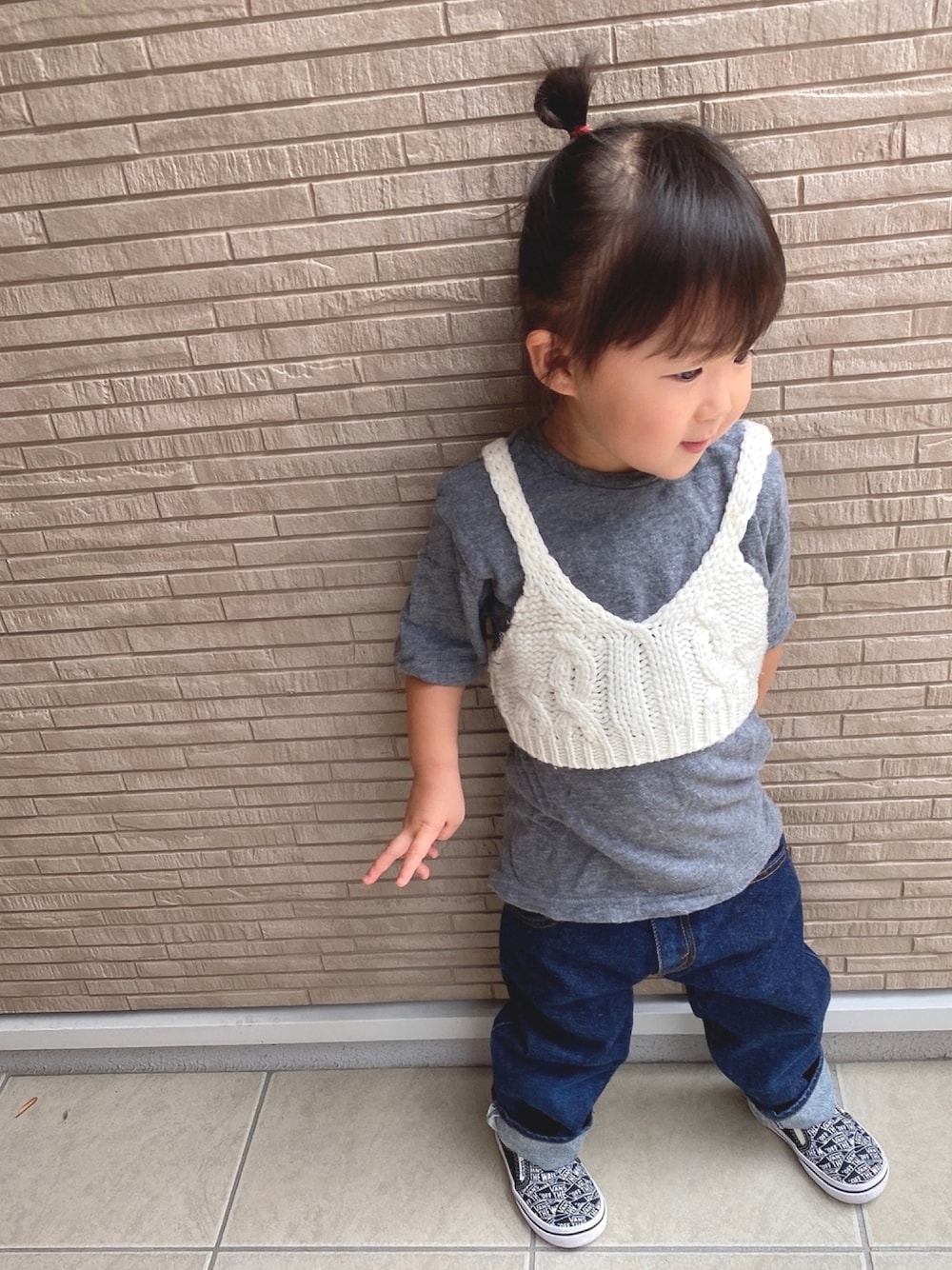 「キッズファッション、女の子コーデ、VANS、ニットビスチェ、デニム、Levi's」｜「petit mainのアイテム（トップス、グレー系）」を使った、Gumiさん（キッズ・90cm）の秋コーディネートの1枚目の写真