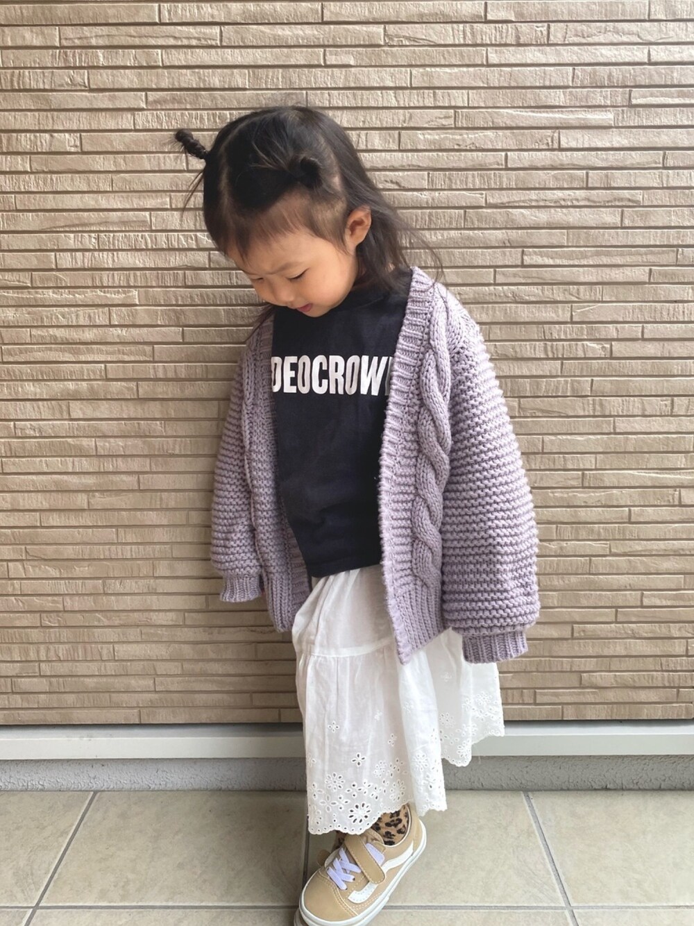 「秋のマイ旬スタイル、秋のコーデ、女の子コーデ、オーバーサイズ、ニットカーディガン、ロングスカート、VANS、女の子」｜「Rodeo Crownsのアイテム（Tシャツ/カットソー、ブラック系）」を使った、Gumiさん（キッズ・90cm）の秋コーディネートの1枚目の写真