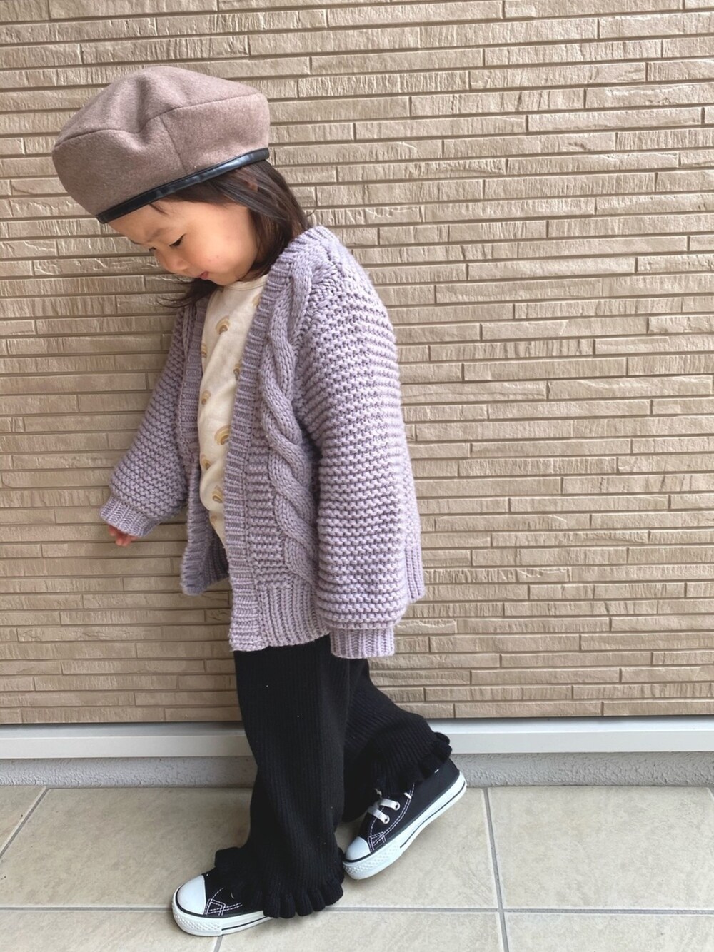「休日スタイル、プティマイン(petit main)、秋のコーデ、キッズファッション、おんなのこ、プチプラ、ニット、オーバーサイズ、コンバース、スニーカー」｜「petit mainのチャンキーニットカーディガン（カーディガン/ボレロ、パープル系）」を使った、Gumiさん（キッズ・90cm）の秋コーディネートの1枚目の写真