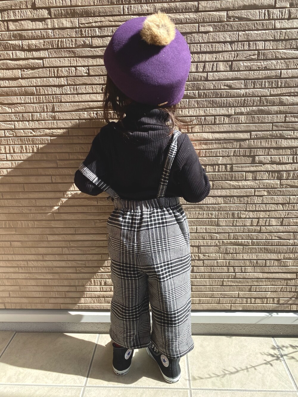 「wearhalloween2020、秋のコーデ、女の子コーデ、キッズファッション、タートルネック、チェックパンツ、カジュアル、ptite main、converse、ゆるコーデ」｜「petit mainの梵天キャスケット（キャスケット、パープル系）」を使った、Gumiさん（キッズ・90cm）の秋コーディネートの1枚目の写真