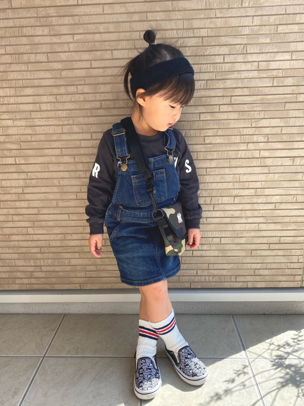 「ストリート、秋のコーデ、女の子コーデ、プチプラコーデ、2歳、デニムスカート、休日スタイル、スニーカー、おんなのこ」｜「babyGAPのアイテム（オールインワン・サロペット、ブルー系）」を使った、Gumiさん（キッズ・90cm）の秋コーディネートの1枚目の写真