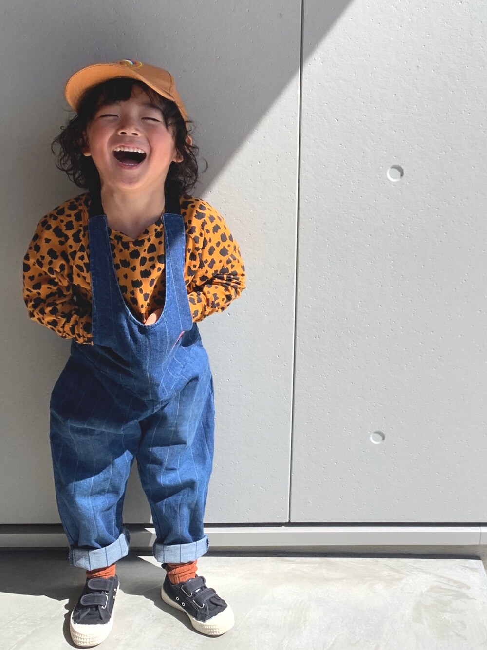 「BOBO CHOSESのアイテム（つなぎ/オールインワン、ブルー系）」を使った、teppeiiiさん（キッズ・110cm）の春コーディネートの1枚目の写真