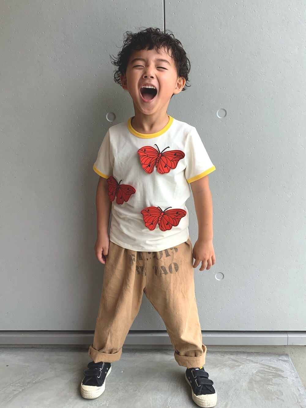 「キッズコーデ、男の子、これが私をアゲる服」｜「Mini Rodiniのアイテム（Tシャツ/カットソー、ホワイト系）」を使った、teppeiiiさん（キッズ・110cm）の春コーディネートの1枚目の写真