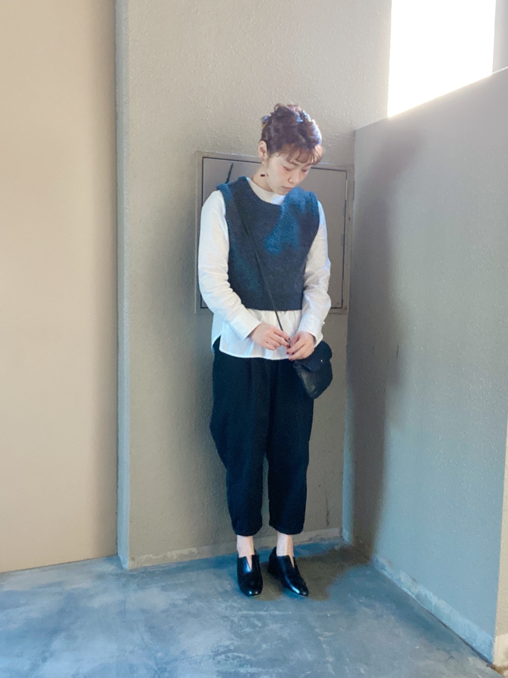 「秋冬コーデ、秋服、大人カジュアル、モノトーン、お洒落さんとつながりたい」｜「safujiのアイテム（ショルダーバッグ、グレー系）」を使った、erikaさん（レディース・160cm）の秋コーディネートの1枚目の写真