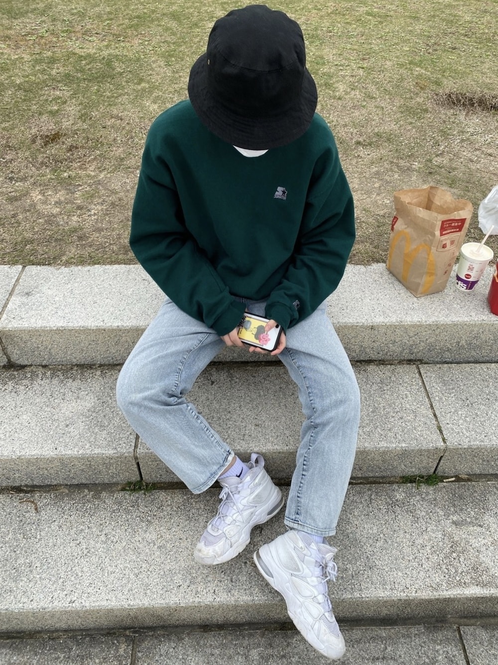 「ストリート、古着、used、メンズライク、スケータースタイル、スニーカー、スウェット、バケットハット、デニム、お洒落さんとつながりたい」｜「STARTERのアイテム（スウェット、グリーン系）」を使った、ケイさん（レディース・162cm）の春コーディネートの1枚目の写真