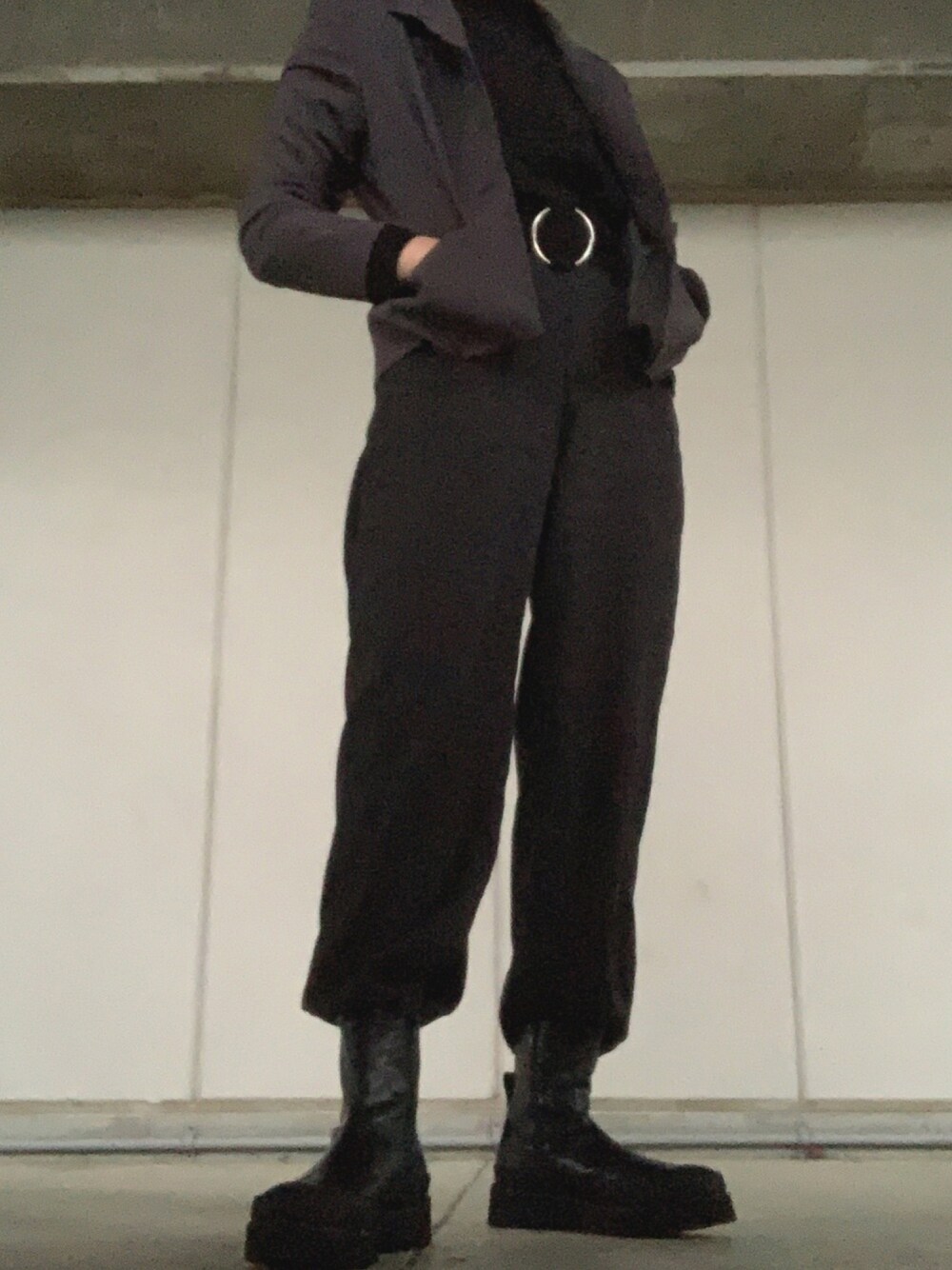 「オールブラック、黒、ジャケット、ブーツ、古着、UNIQLO、ハイウエスト、モード、メンズライク、ニット」｜「PAGEBOYのハイネックボリュームスリーブニット（ニット/セーター、ブラック系）」を使った、ケイさん（レディース・163cm）の冬コーディネートの1枚目の写真