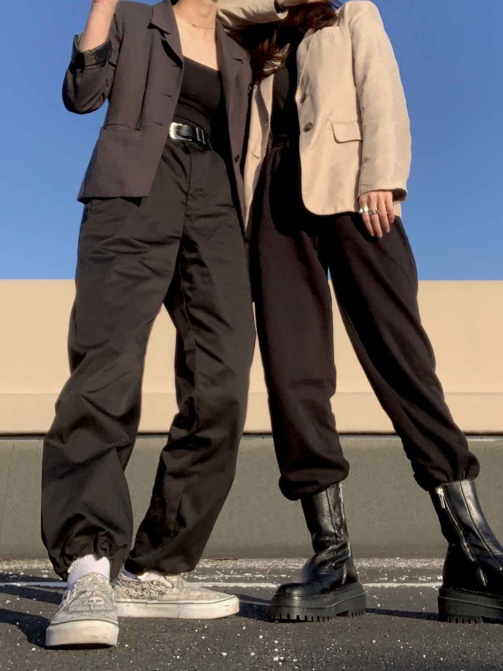 「オールブラック、古着、スニーカー、モード、ストリート、ジャケット、メンズライク、ブーツ、スウェットパンツ、ショート」｜「BrooklynProjectsのアイテム（パンツ、ブラック系）」を使った、ケイさん（レディース・163cm）の冬コーディネートの1枚目の写真
