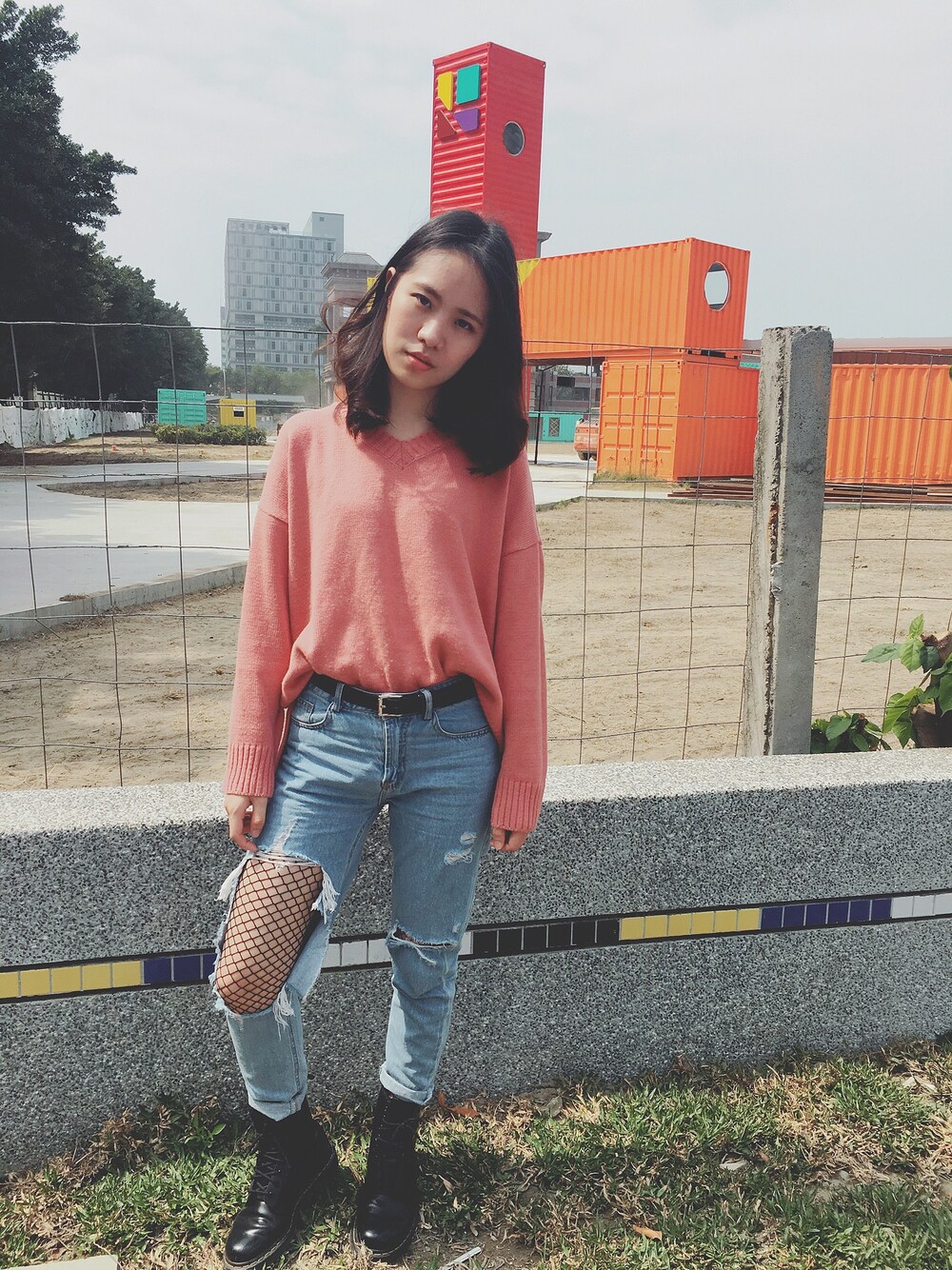 「Taiwan、kaohsiung、pink、sweater、jeans」｜「Dr. Martensのアイテム（ブーツ、ブラック系）」を使った、蓁蓁さん（レディース・160cm）の春コーディネートの1枚目の写真