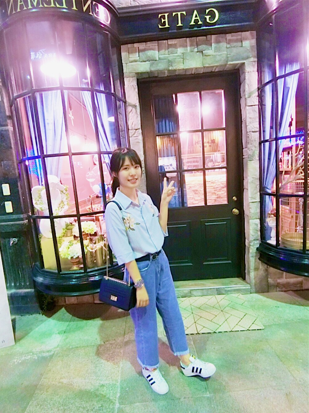 「outfit、jeans、shirts」｜「adidasのアイテム（シューズ、ホワイト系）」を使った、蓁蓁さん（レディース・160cm）の夏コーディネートの1枚目の写真