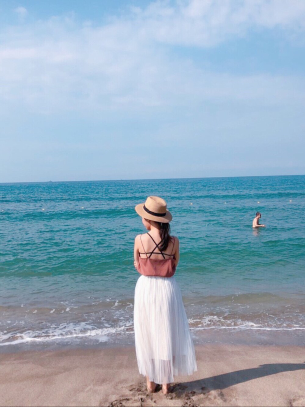 「summer、beach、girl、ootd、strawhat、sundress」｜「UNIQLOのアイテム（その他トップス、ピンク系）」を使った、蓁蓁さん（レディース・160cm）の秋コーディネートの1枚目の写真