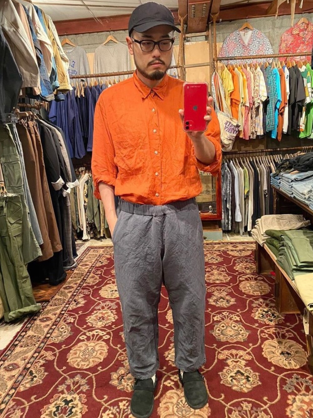 オレンジ系のシャツ/ブラウス、グレー系のその他パンツ、ブラック系のスリッポンを着用したメンズの冬コーディネートの1枚目の写真