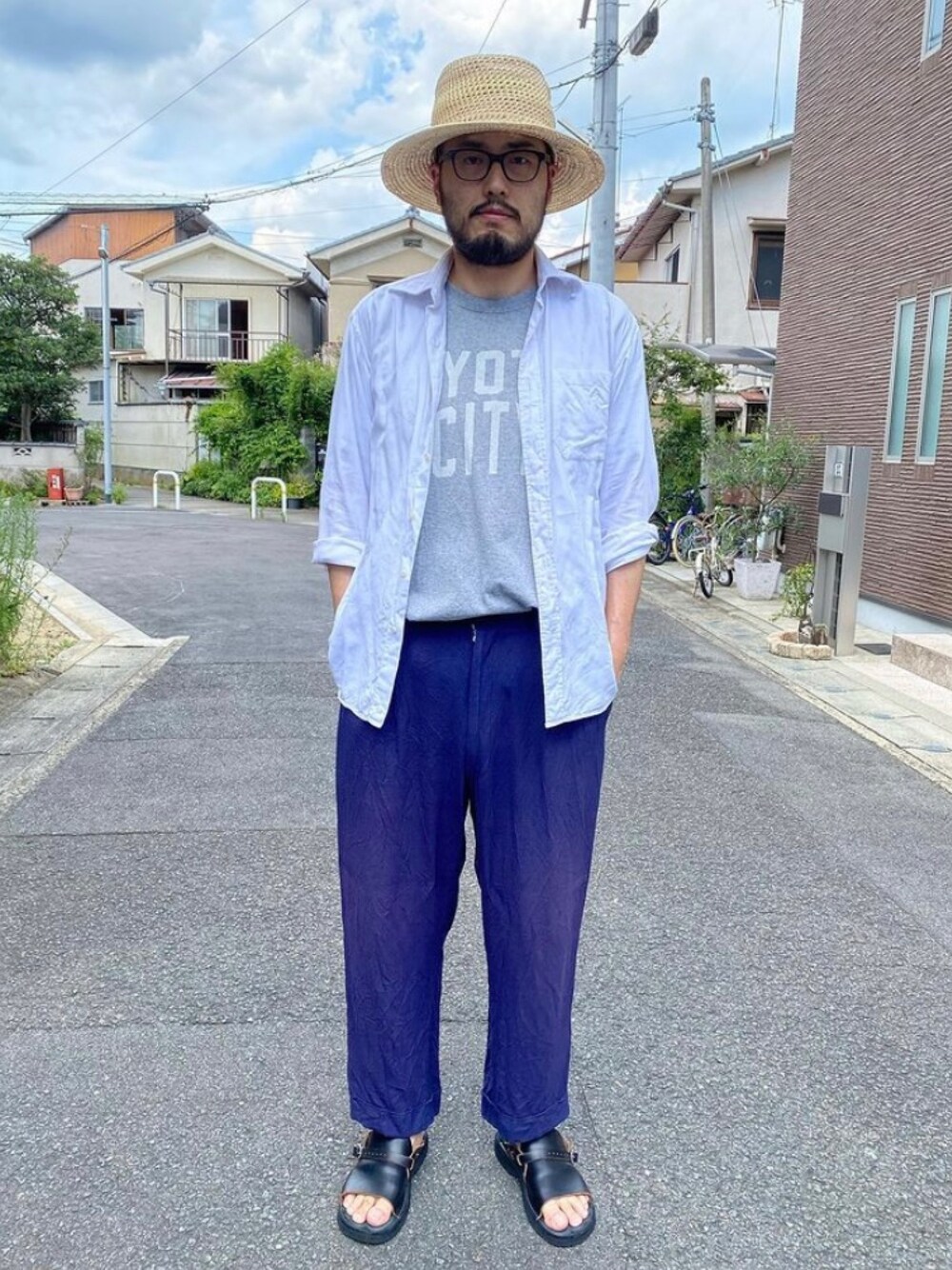 ホワイト系のシャツ/ブラウス、グレー系のTシャツ/カットソー、ブルー系のスラックスを着用したメンズの冬コーディネートの1枚目の写真