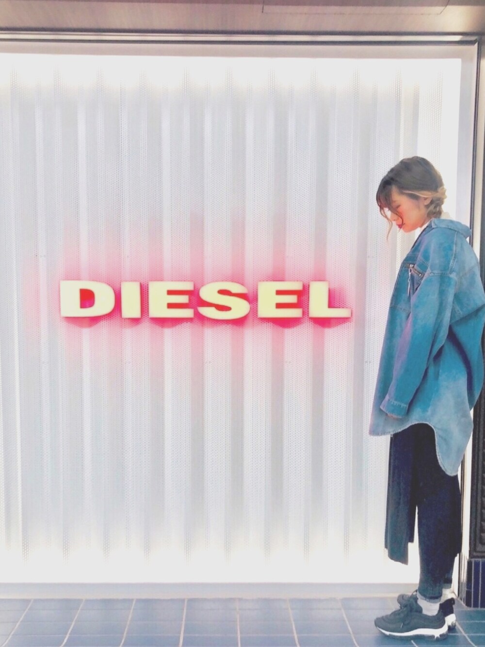 「カジュアル、春コーデ、デニムシャツ、春アウター、オーバーサイズ、ootd、低身長、ロングシャツ、おしゃれさんと繋がりたい、新生活」｜「DIESELのレディース ジップアップ長そで2WAYデニムシャツ（シャツ/ブラウス、ブルー系）」を使った、yuuuuiさん（レディース・156cm）の春コーディネートの1枚目の写真