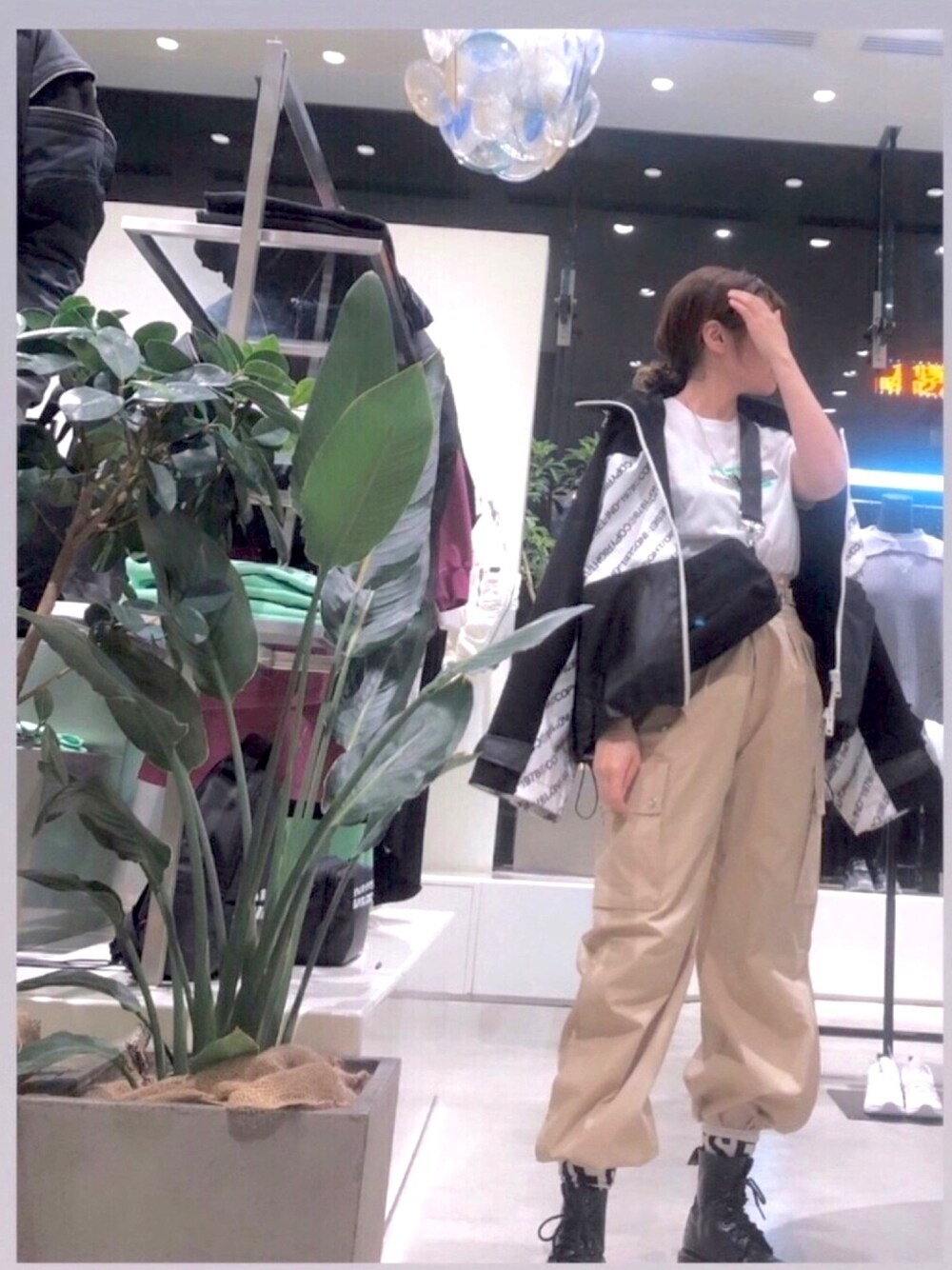 「休日スタイル、ベージュコーデ、ワイドパンツ、韓国ファッション、ラフ、低身長、おしゃれさんと繋がりたい、今日のコーデ、ストリート、ナイロンジャケット」｜「DIESELのレディース　レギュラーフィットリフレクターロゴTシャツ（Tシャツ/カットソー、ホワイト系）」を使った、yuuuuiさん（レディース・156cm）の冬コーディネートの1枚目の写真