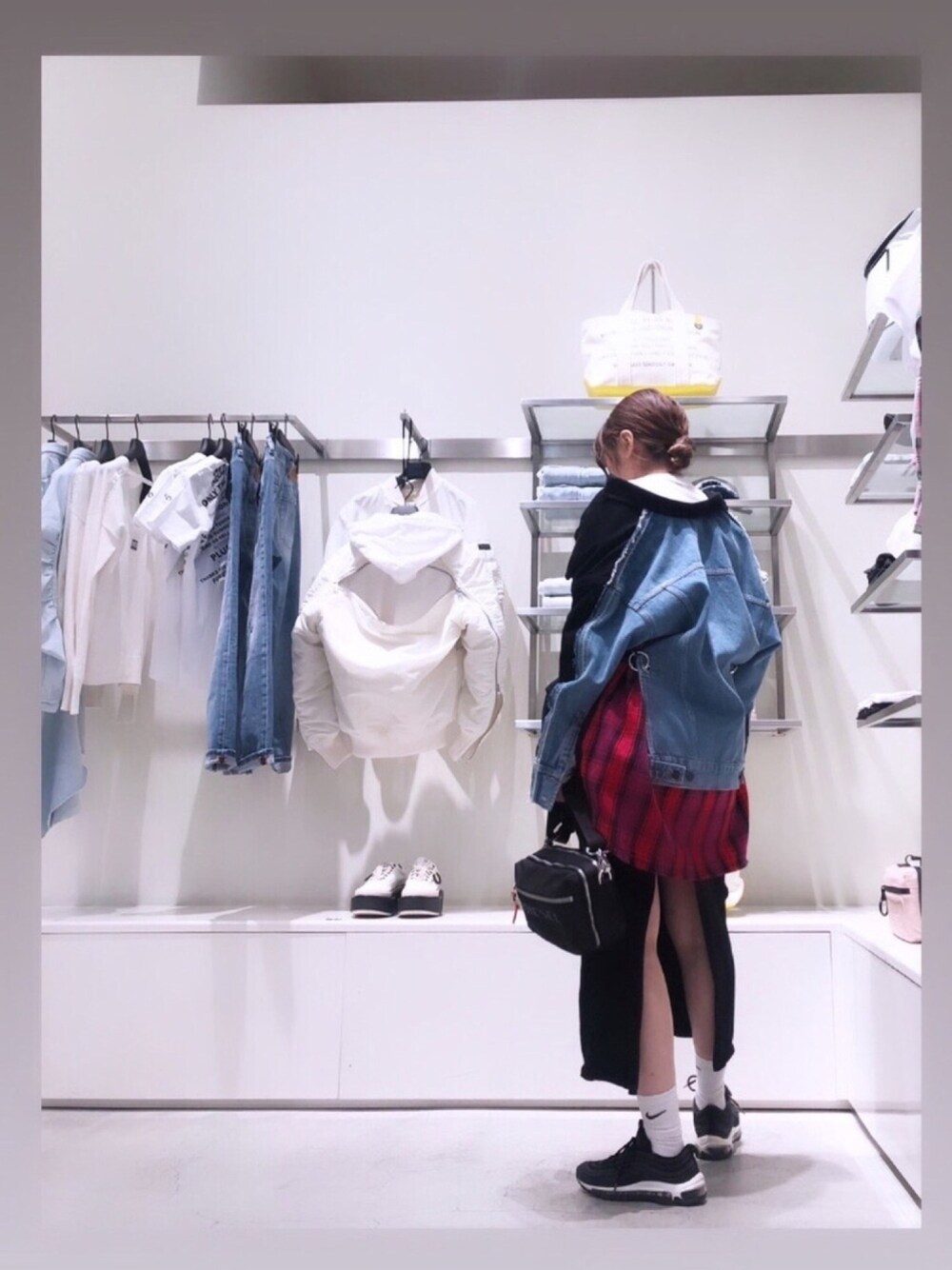 「今日のコーデ、おしゃれさんと繋がりたい、大人カジュアル、スニーカーコーデ、低身長コーデ、デニムコーデ、メンズライク、ストリート、エアマックス、NIKE」｜「DIESELのレディース デニムミックスワンピース（ワンピース、ブラック系）」を使った、yuuuuiさん（レディース・156cm）の春コーディネートの1枚目の写真