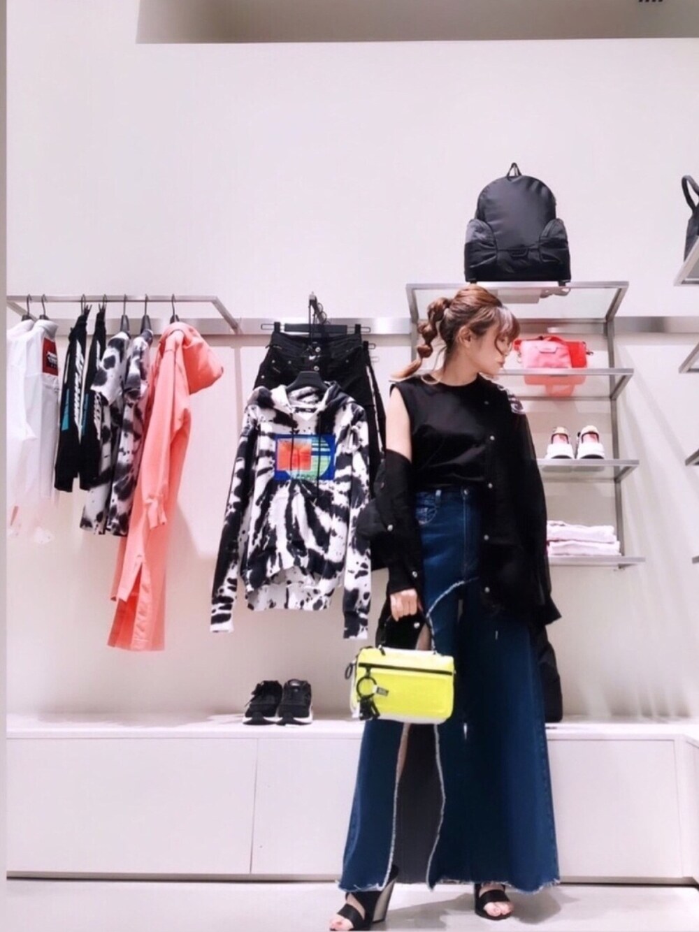 「春、カジュアルコーデ、パンツスタイル、低身長、シアーシャツ、デニム、今日のコーデ、サンダル、ootd、シースルー」｜「DIESELのレディース　バックロゴリッチコットンスリーブレストップス（Tシャツ/カットソー、ブラック系）」を使った、yuuuuiさん（レディース・156cm）の春コーディネートの1枚目の写真