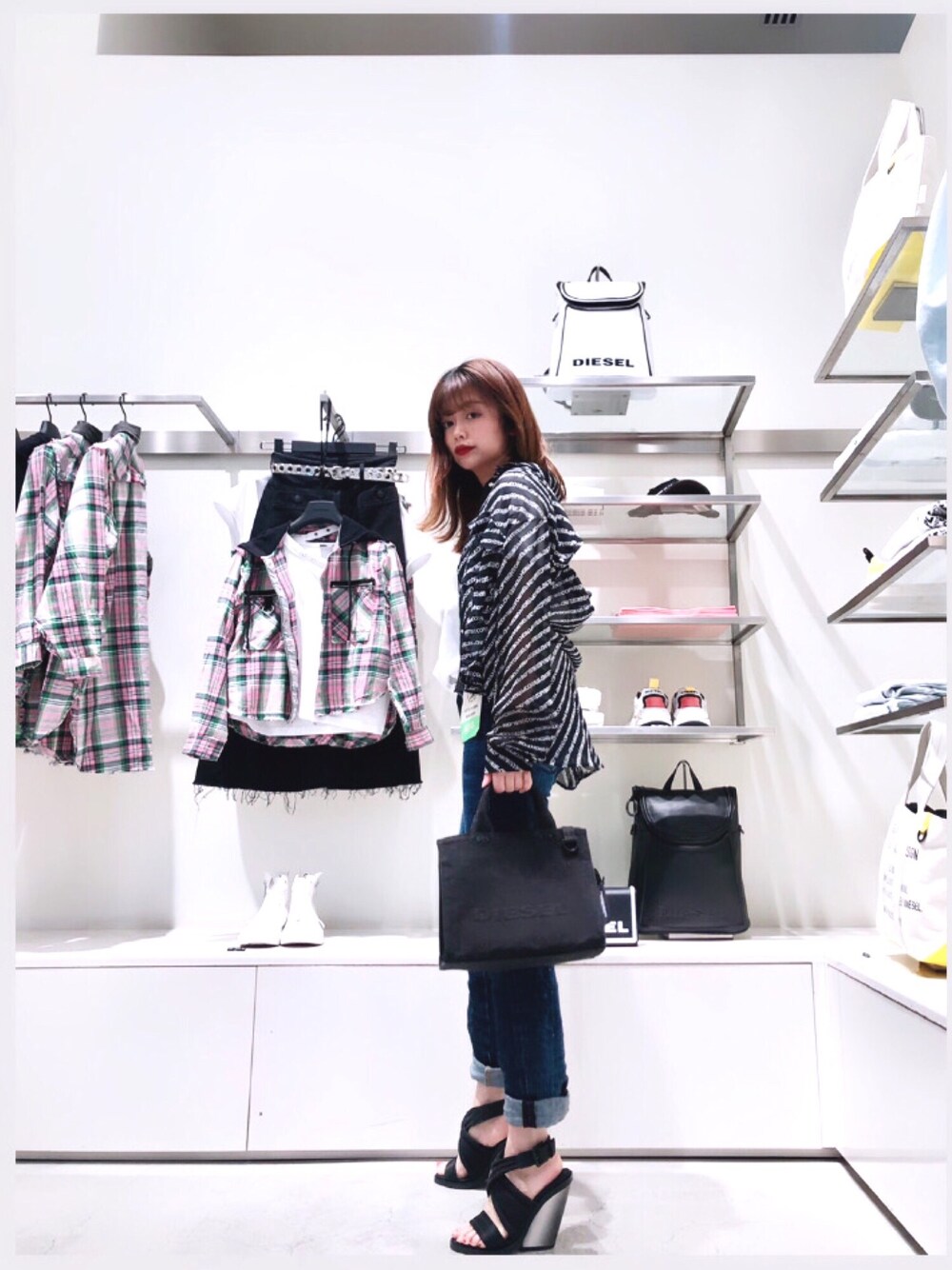「カジュアルコーデ、春コーデ、デニムコーデ、シースルー、シャツスタイル、サンダル、おしゃれさんと繋がりたい、ootd、ブラック、オトナカジュアル」｜「DIESELのレディース　コピーライトロゴレーヨンシャツ（シャツ/ブラウス、ブラック系）」を使った、yuuuuiさん（レディース・156cm）の春コーディネートの1枚目の写真