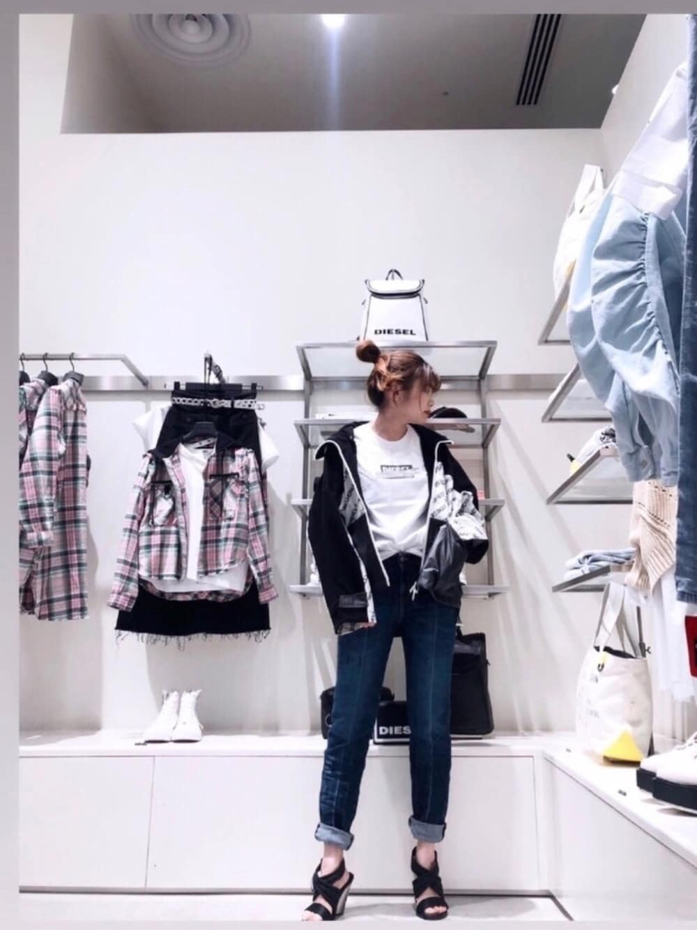 「春コーデ、低身長、デニム、サンダル、Tシャツ、ootd、ゆるコーデ、ロゴT、オーバーサイズ、おうちスタイル」｜「DIESELのレディース　レギュラーフィットリフレクターロゴTシャツ（Tシャツ/カットソー、ホワイト系）」を使った、yuuuuiさん（レディース・156cm）の春コーディネートの1枚目の写真