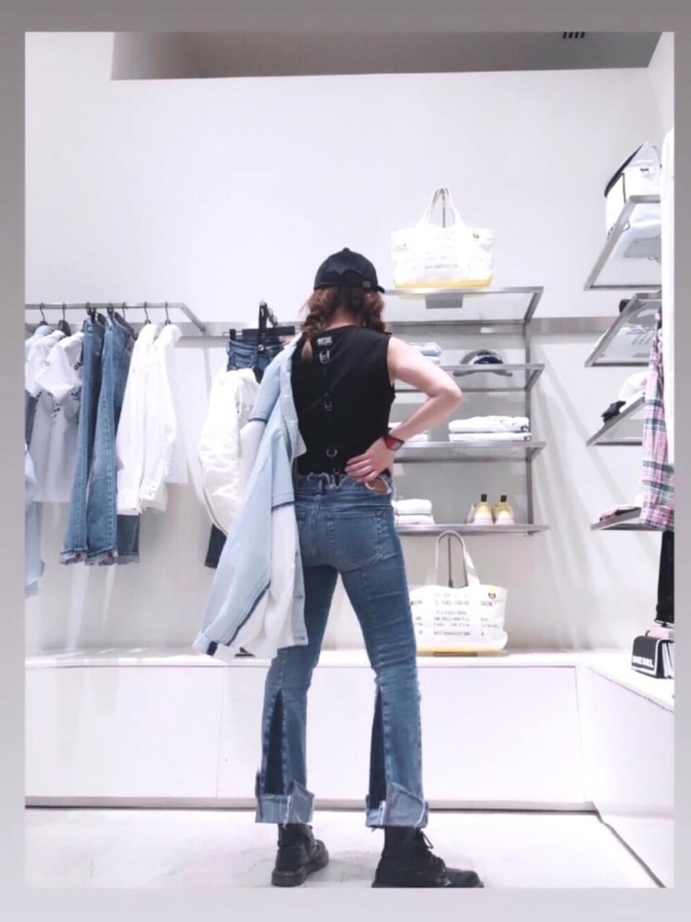 「パンツスタイル、低身長コーデ、はるコーデ、メンズライク、Dr.Martens、カジュアルコーデ、オトナカジュアル、春アウター、デニム、フレアパンツ」｜「DIESELのレディース　バックロゴリッチコットンスリーブレストップス（Tシャツ/カットソー、ブラック系）」を使った、yuuuuiさん（レディース・156cm）の春コーディネートの1枚目の写真
