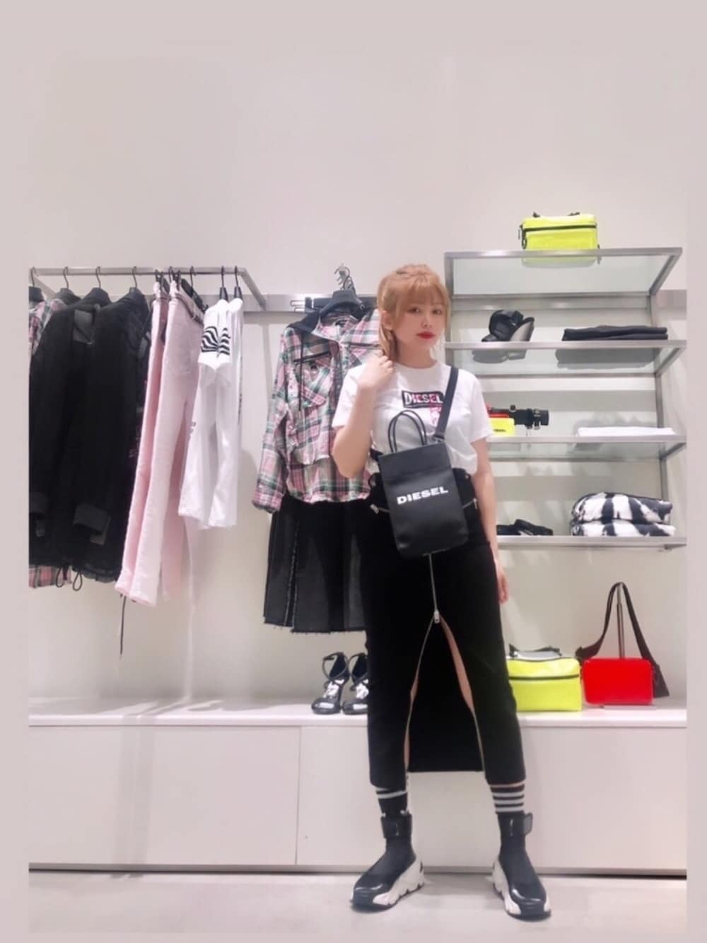 「DIESELのレディース Tシャツ　スリムフィットDIESELボックスロゴTシャツ（Tシャツ/カットソー、ホワイト系）」を使った、yuuuuiさん（レディース・156cm）の夏コーディネートの1枚目の写真