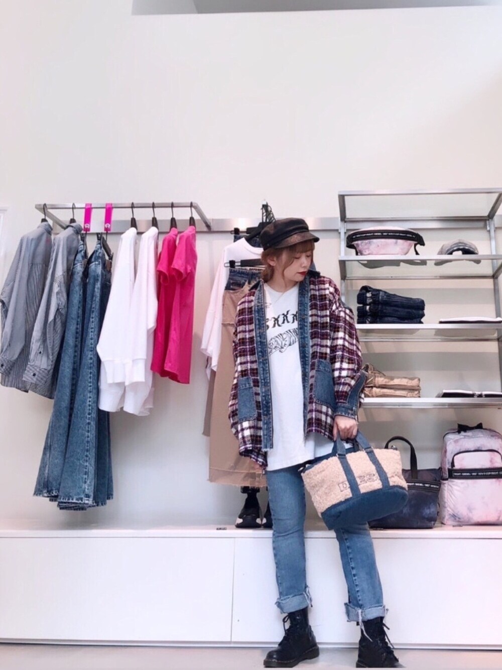 「秋カラー、大人カジュアル、低身長コーデ、大人ガーリー、オーバーサイズ、ootd、チェック、デニム、もこもこ、ラブアンドピース2020」｜「DIESELのメンズ Tシャツ 長そで オールオーバー プリント（Tシャツ/カットソー、ホワイト系）」を使った、yuuuuiさん（レディース・156cm）の秋コーディネートの1枚目の写真