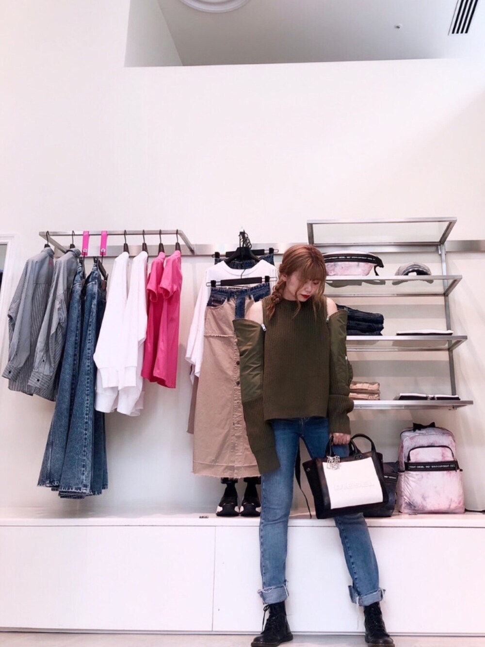 「秋のマイ旬スタイル、秋コーデ、大人カジュアル、低身長、ビッグシルエット、デニム、カジュアルコーデ、ニット、カーキ、おしゃれさんと繋がりたい」｜「DIESELのレディース ニット 異素材 クルーネックニット（ニット/セーター、グリーン系）」を使った、yuuuuiさん（レディース・156cm）の秋コーディネートの1枚目の写真
