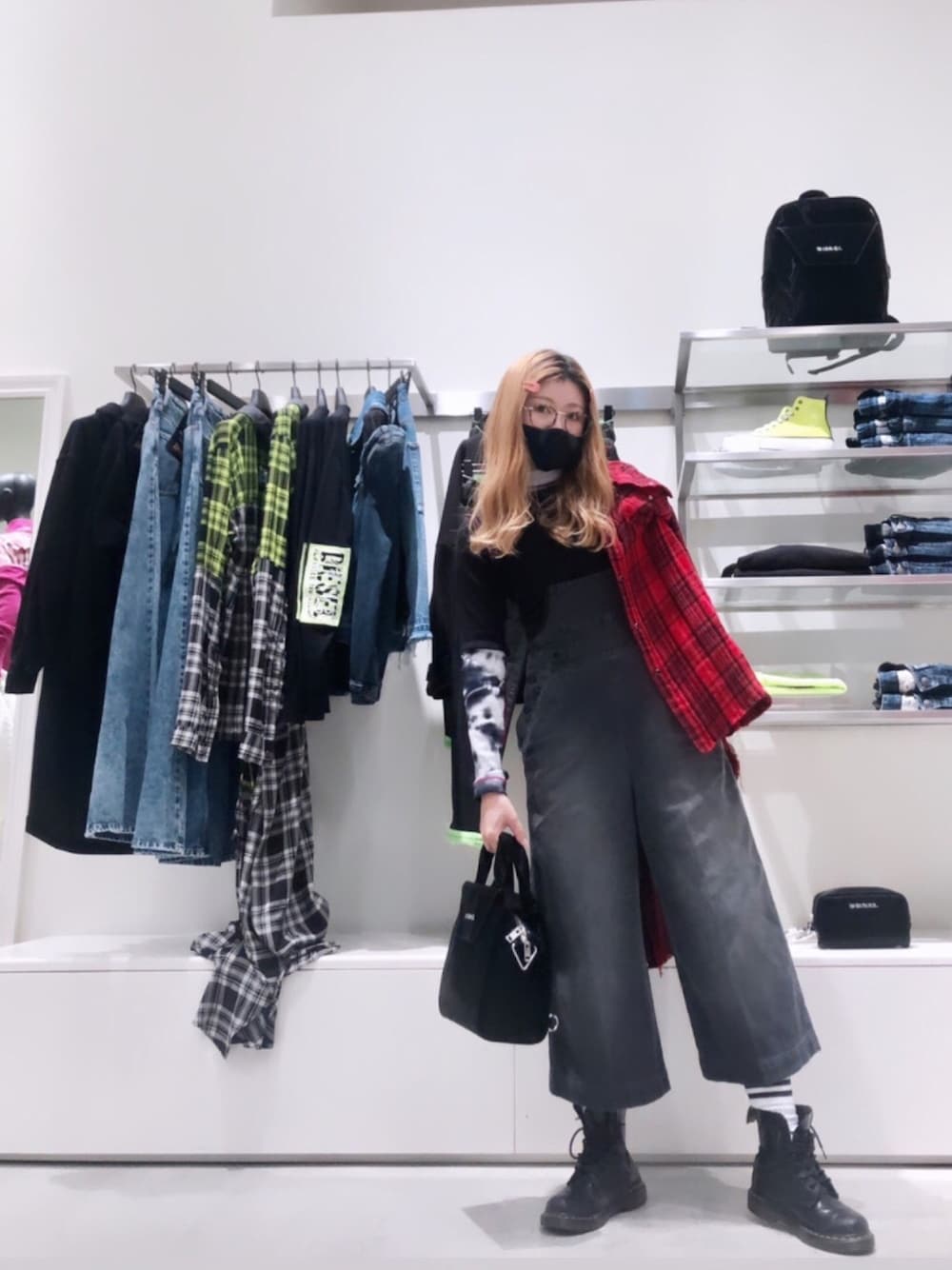 「オトナカジュアル、今日のコーデ、ootd、カジュアルコーデ、着回しコーデ、くすみカラー、赤、チェック、ドクターマーチン、ブラック」｜「DIESELのレディース トップス タイダイ柄タートルネック（Tシャツ/カットソー、ブラック系）」を使った、yuuuuiさん（レディース・156cm）の秋コーディネートの1枚目の写真