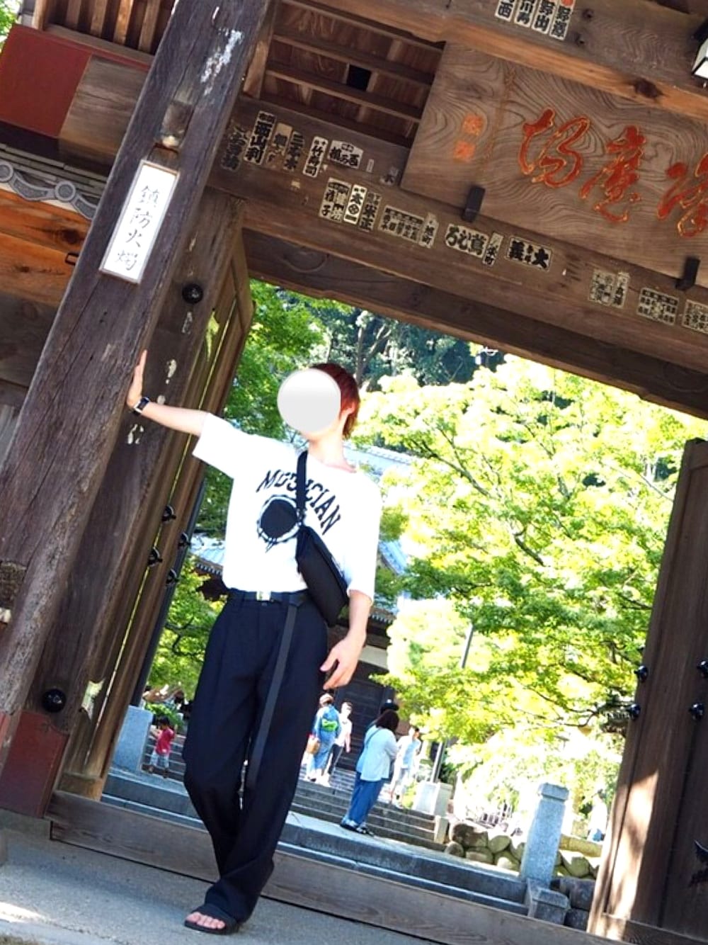「シンプル、夏コーデ、タックイン、LAD MUSICIAN、adidas」｜「LAD MUSICIANの【LAD MUSICIAN】MUSICIAN LOGO TEE/MUSICIANプリントTシャツ（Tシャツ/カットソー、ホワイト系）」を使った、yutakaさん（メンズ・168cm）の夏コーディネートの1枚目の写真