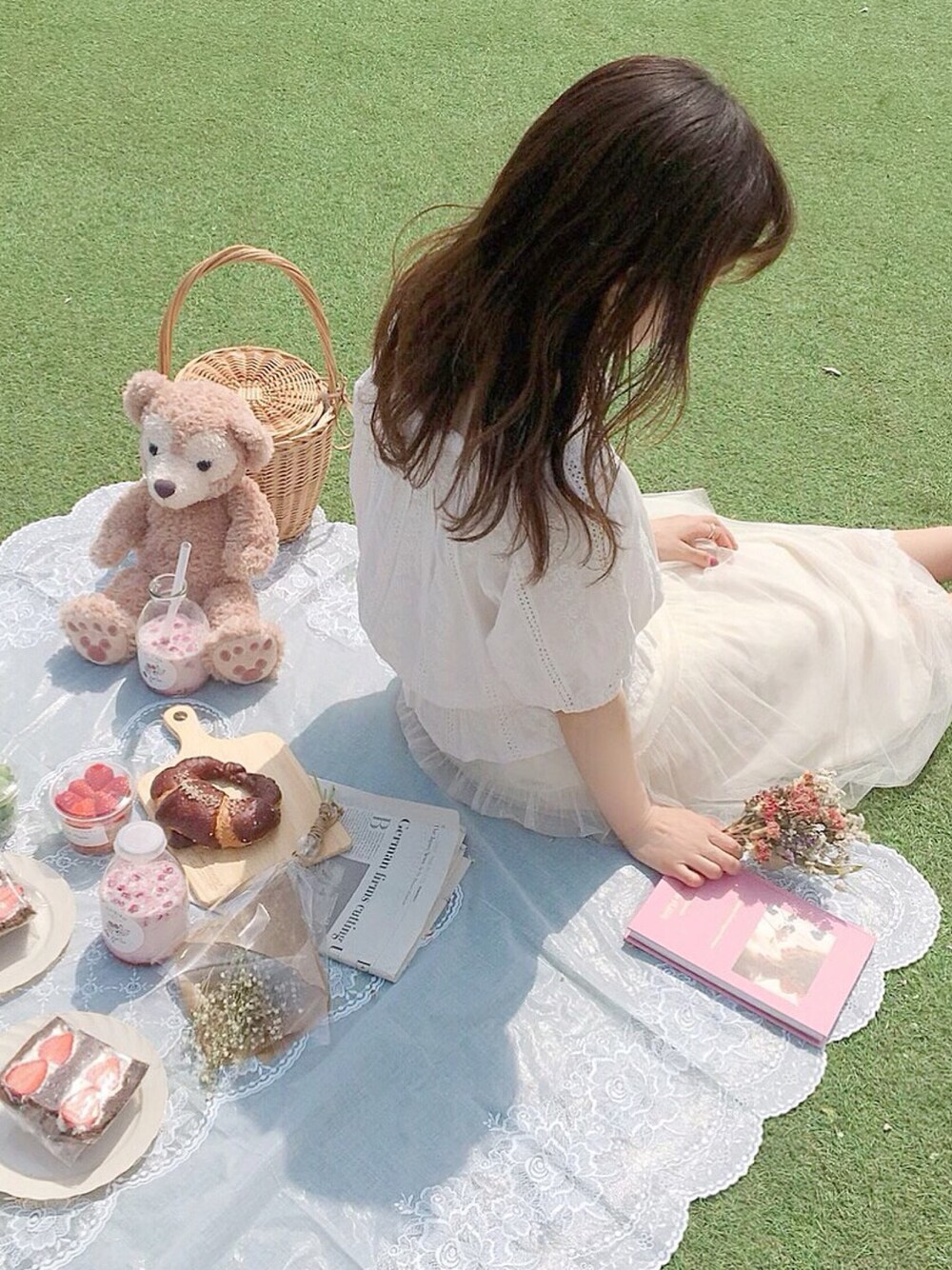 「ピクニック、オールホワイト、オールホワイトコーデ、ゆるコーデ、低身長、春コーデ、153cm」｜「VISの【2WAY】オフショルダーレースシャーリングブラウス（シャツ/ブラウス、ホワイト系）」を使った、madokaさん（レディース・153cm）の春コーディネートの1枚目の写真